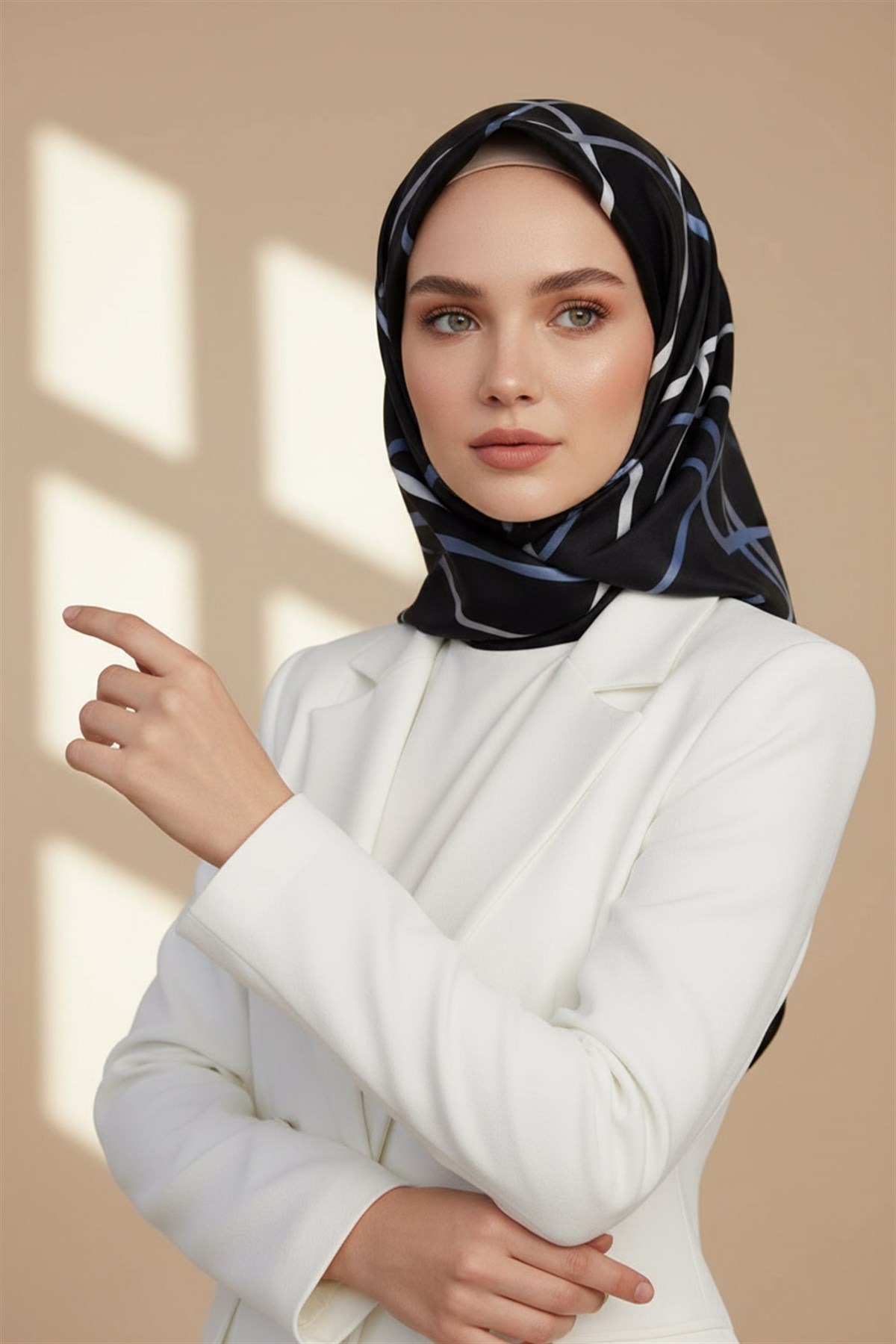 %57 İPEK %43 VİSKON Twill İpek Çizgili Desenli Siyah - İndigo Renkli 90x90 Eşarp Dikim Şekli : El Dikişi
