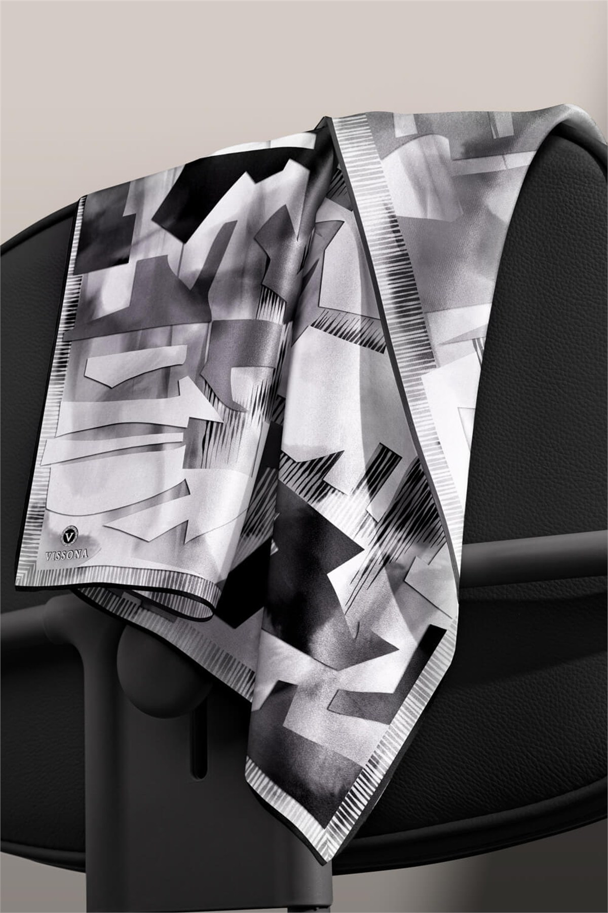 %100 Twill İpek Geometrik Desenli Siyah - Beyaz Renkli 90x90 Eşarp Dikim Şekli : El Dikişi