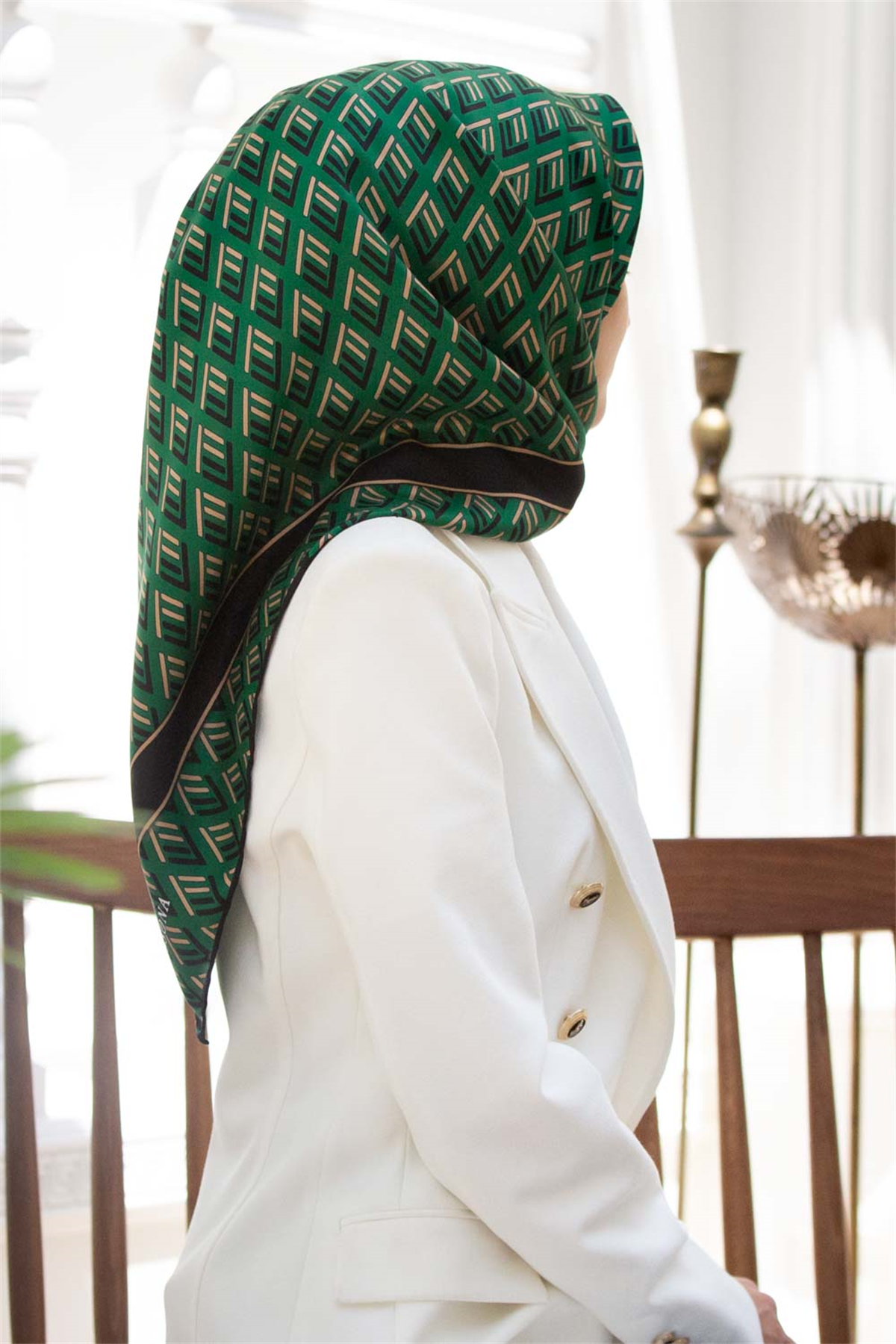 % 57 İPEK % 43 VİSKON Twill İpek Geometrik Desenli Zümrüt Yeşili - Siyah Renkli 90x90 Eşarp Dikim Şekli : El Dikişi