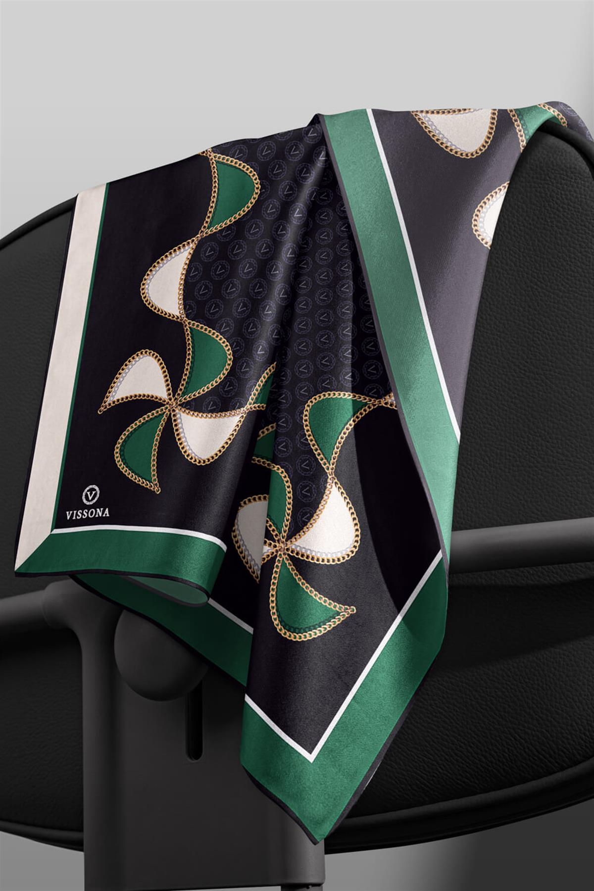 %100 Twill İpek Zincirli Ve Monogram Desenli Siyah - Zümrüt Yeşili Renkli 90x90 Eşarp Dikim Şekli : El Dikişi
