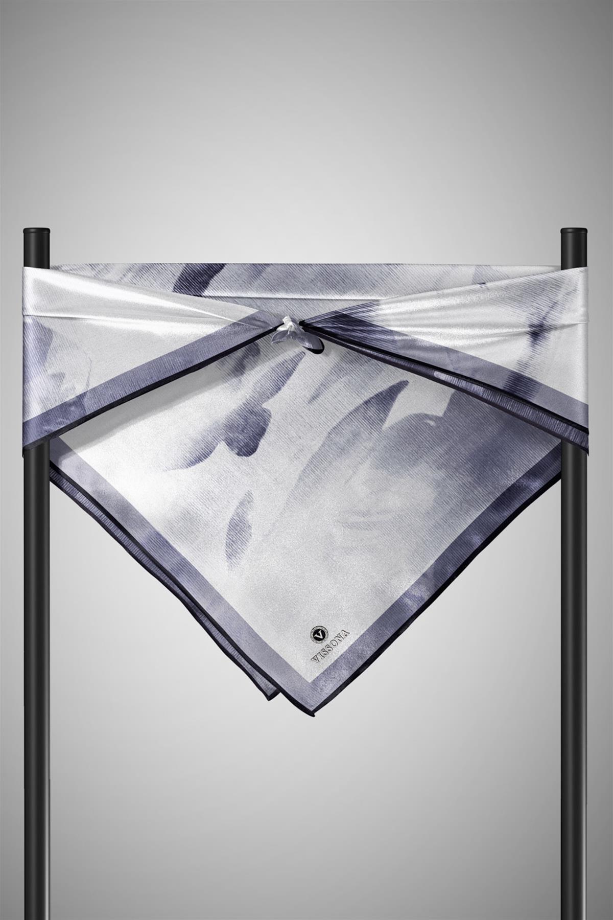 %100 Twill İpek Yaprak Desenli Gri - Siyah Renkli 90x90 Eşarp Dikim Şekli : El Dikişi