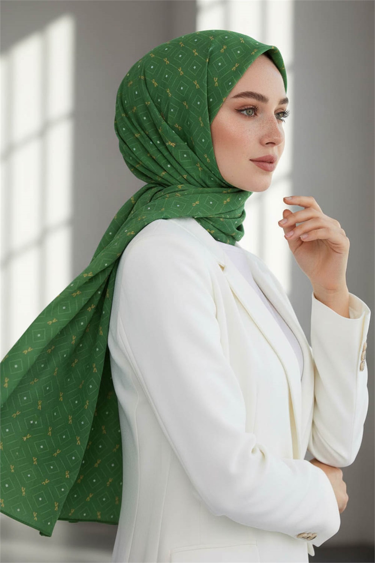 KREP GEOMETRİK DESENLİ ZÜMRÜT YEŞİLİ RENKLİ 75X195 KIRIŞMAZ ŞAL