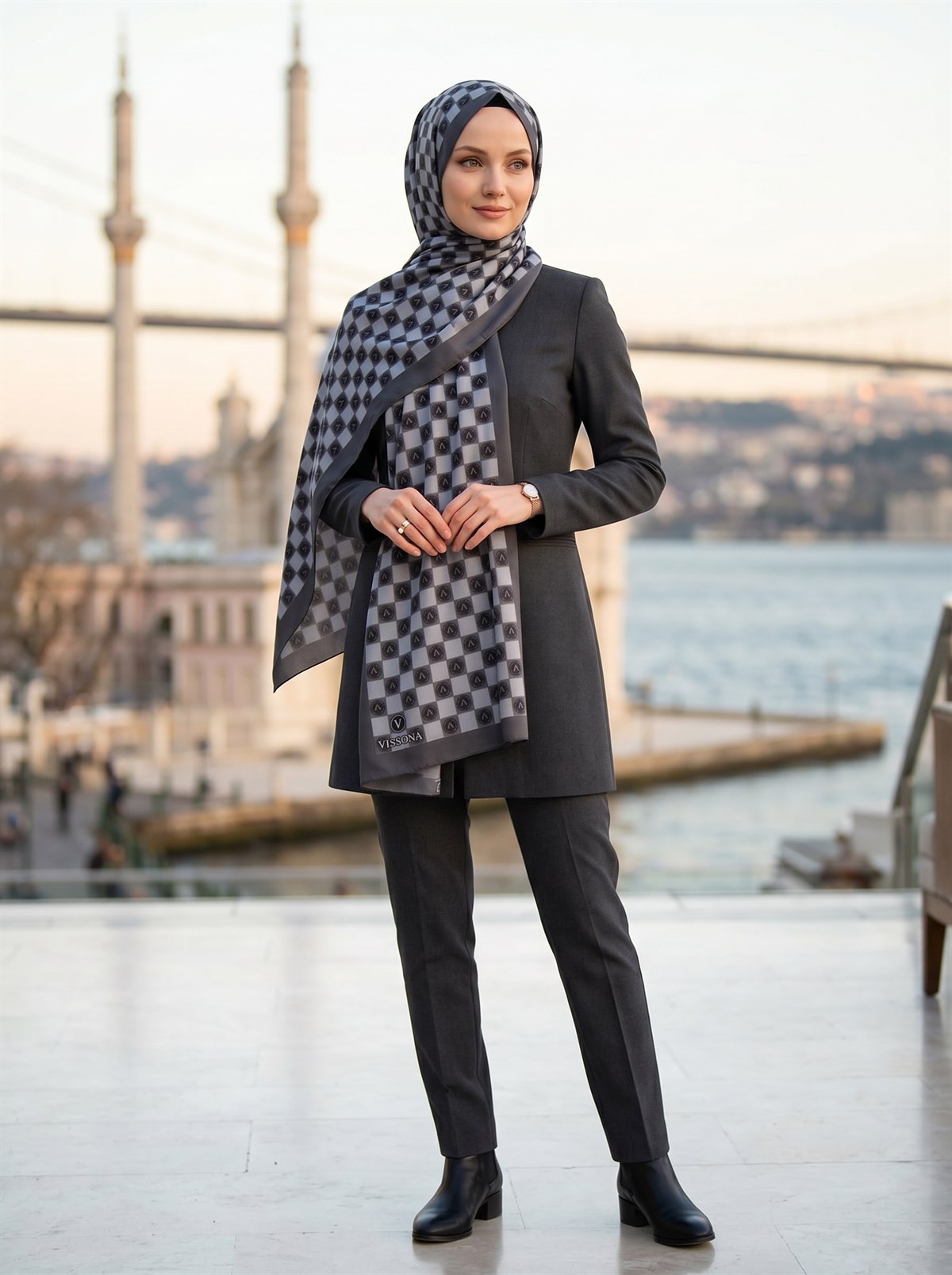 KREP MONOGRAM DESENLİ GRİ RENKLİ 75X195 KIRIŞMAZ ŞAL