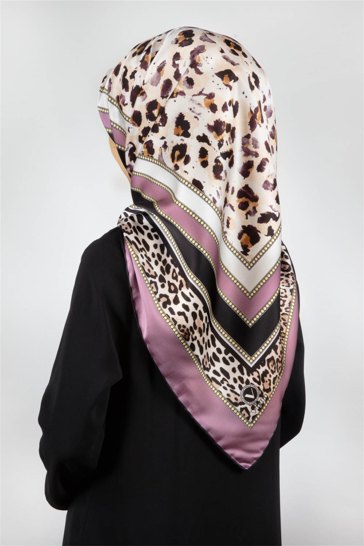 Twill Kemerli ve Leopar Desenli Lila Renkli 90x90 Eşarp (İpek İçermez) Dikim Şekli : El Dikişi
