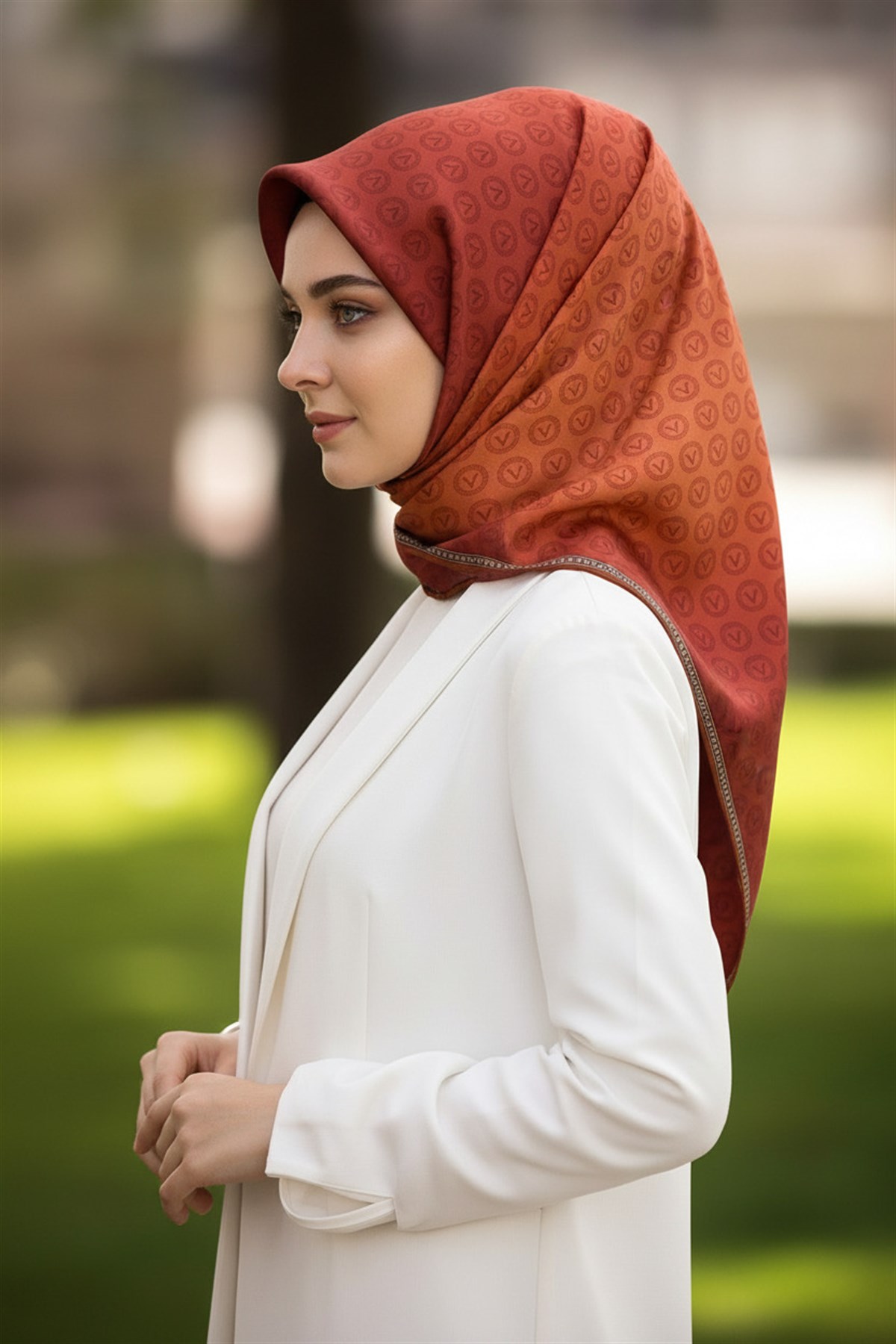 %100 Twill İpek Monogram Desenli Taba Renkli 90x90 Eşarp Dikim Şekli : El Dikişi