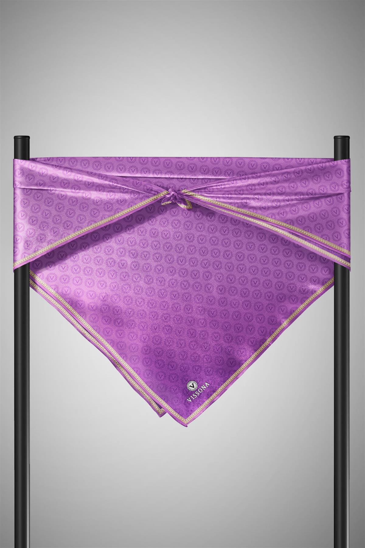 % 57 İPEK % 43 VİSKON Twill İpek Monogram Desenli Mor Renkli 90x90 Eşarp Dikim Şekli : El Dikişi