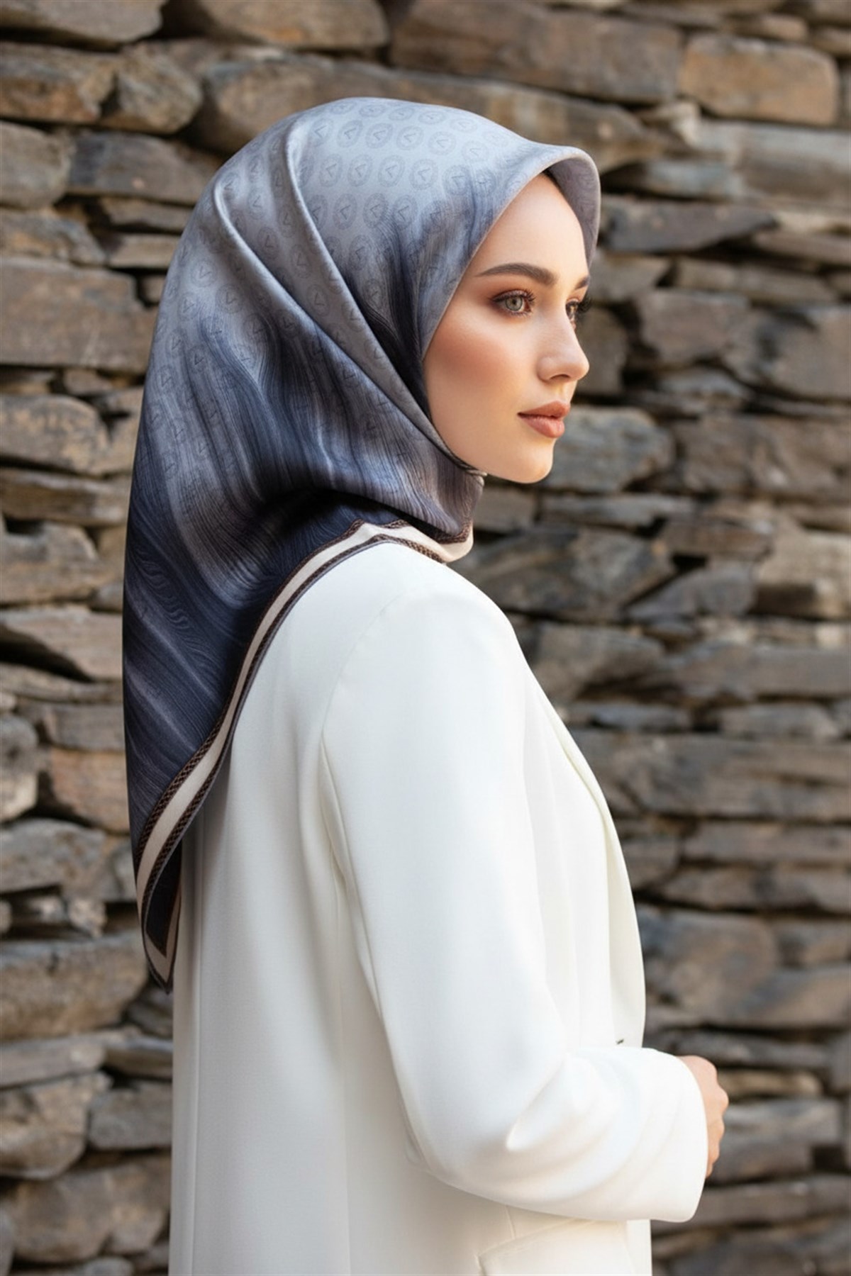 100% Twill İpek Monogram Desenli Gri Renkli 90x90 Dikim Şekli : El Dikişi Eşarp