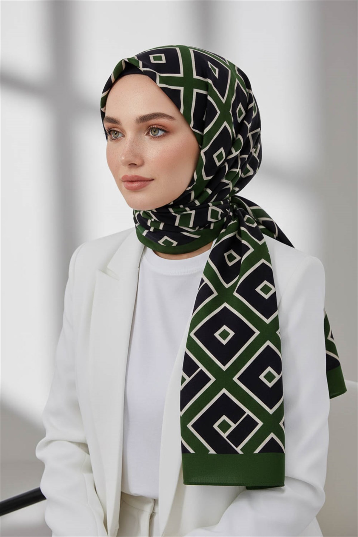 KREP GEOMETRİK DESENLİ ZÜMRÜT YEŞİLİ RENKLİ 75X195 KIRIŞMAZ ŞAL