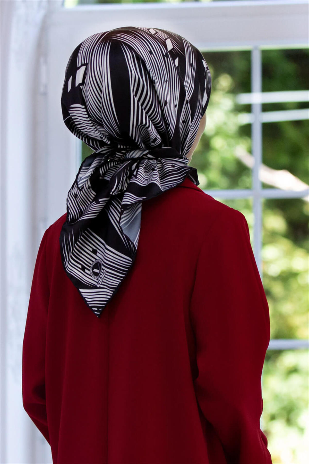 Rayon Geometrik Çizgili Desenli Siyah Renkli 90x90 Eşarp (İpek İçermez) Kenar Dikiş Şekli El Dikişli