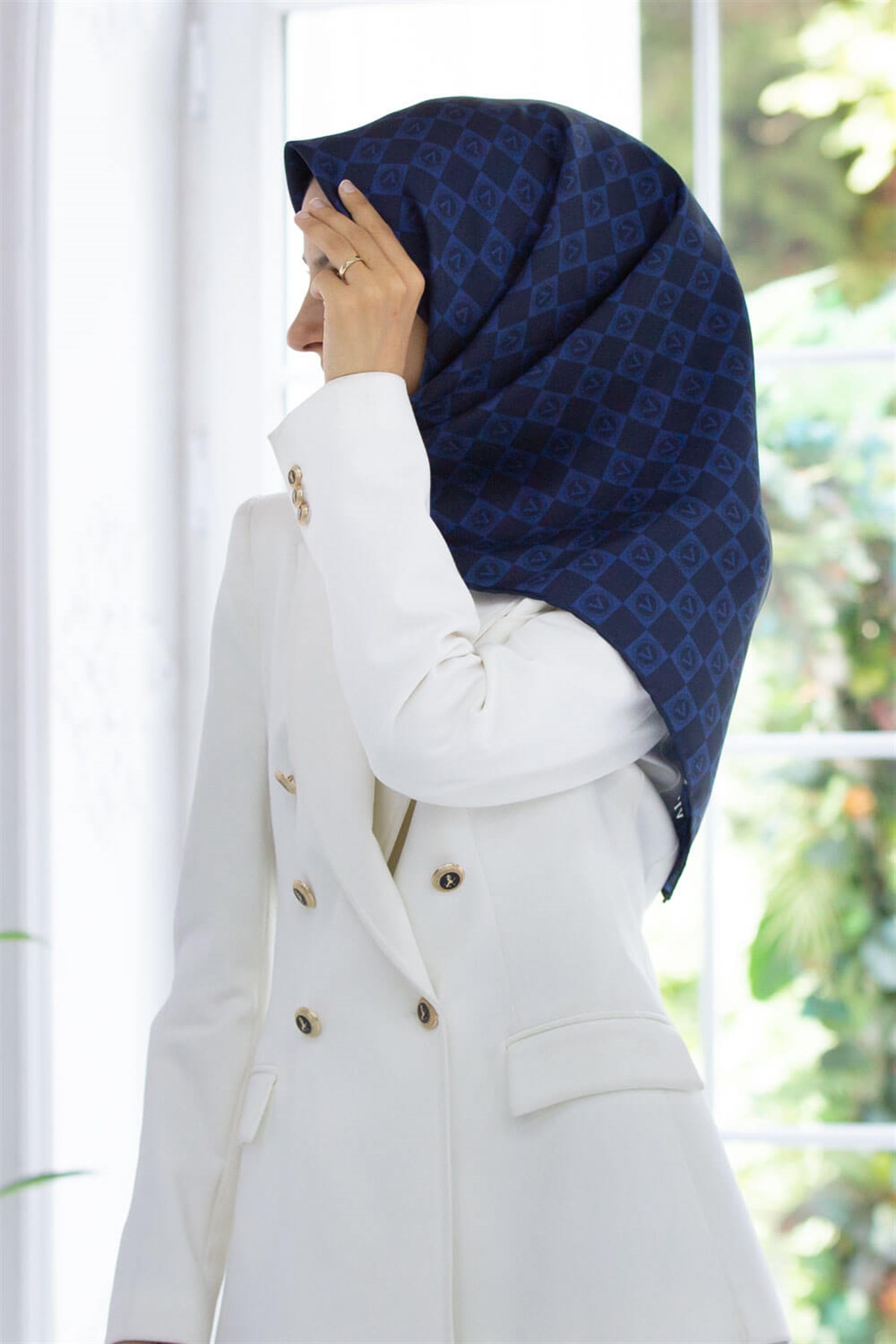 %100 Twill İpek Monogram Desenli Lacivert Renkli 90x90 Eşarp Dikim Şekli : El Dikişi