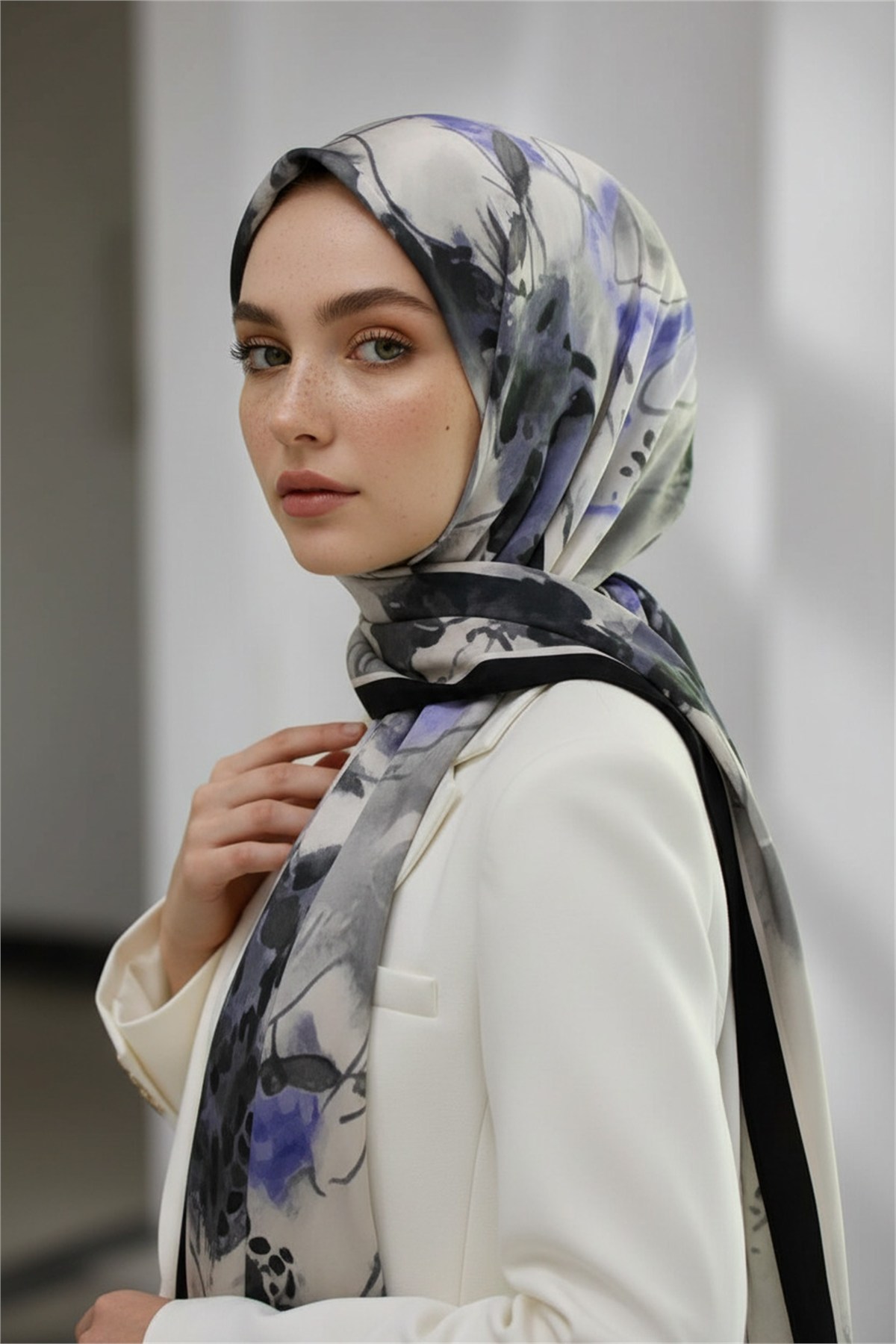 KREP SULU BOYA YAPRAK DESENLİ GRİ - İNDİGO RENKLİ 75X195 KIRIŞMAZ ŞAL