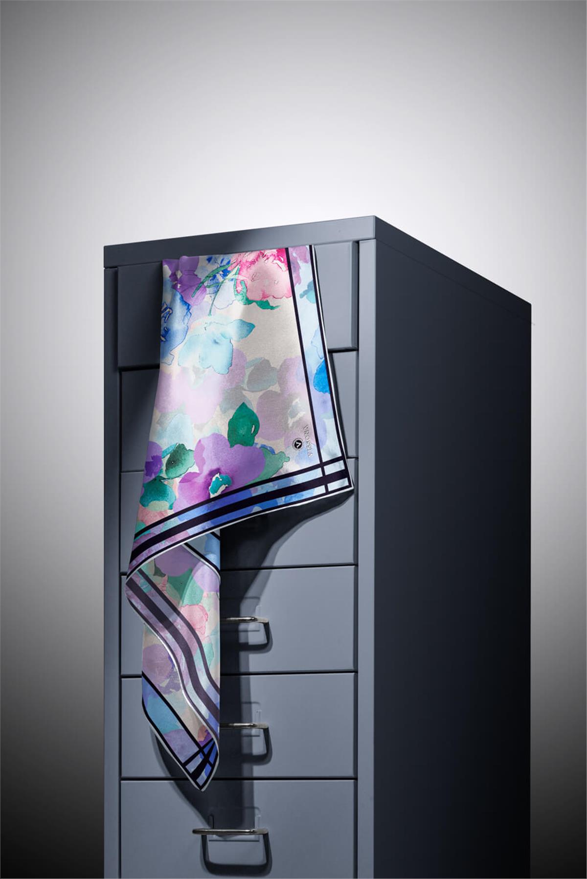 %100 Twill İpek Sulu Boyalı Çiçek Desenli Bebe Mavisi - Pembe Renkli 90x90 Eşarp Dikim Şekli : El Dikişi