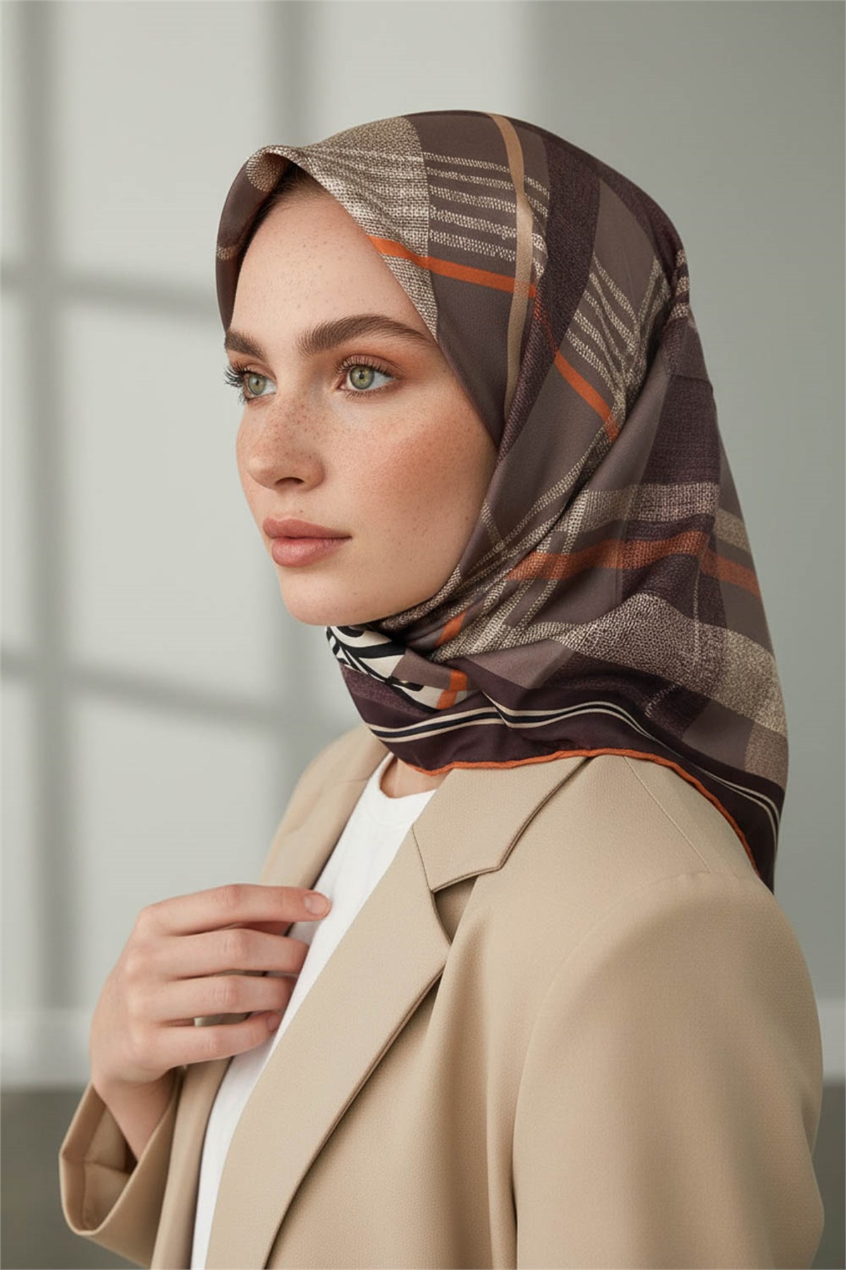 %100 Twill İpek Ekoseli Ve Leopar Desenli Bej - Taba Renkli 90x90 Eşarp Dikim Şekli : El Dikişi