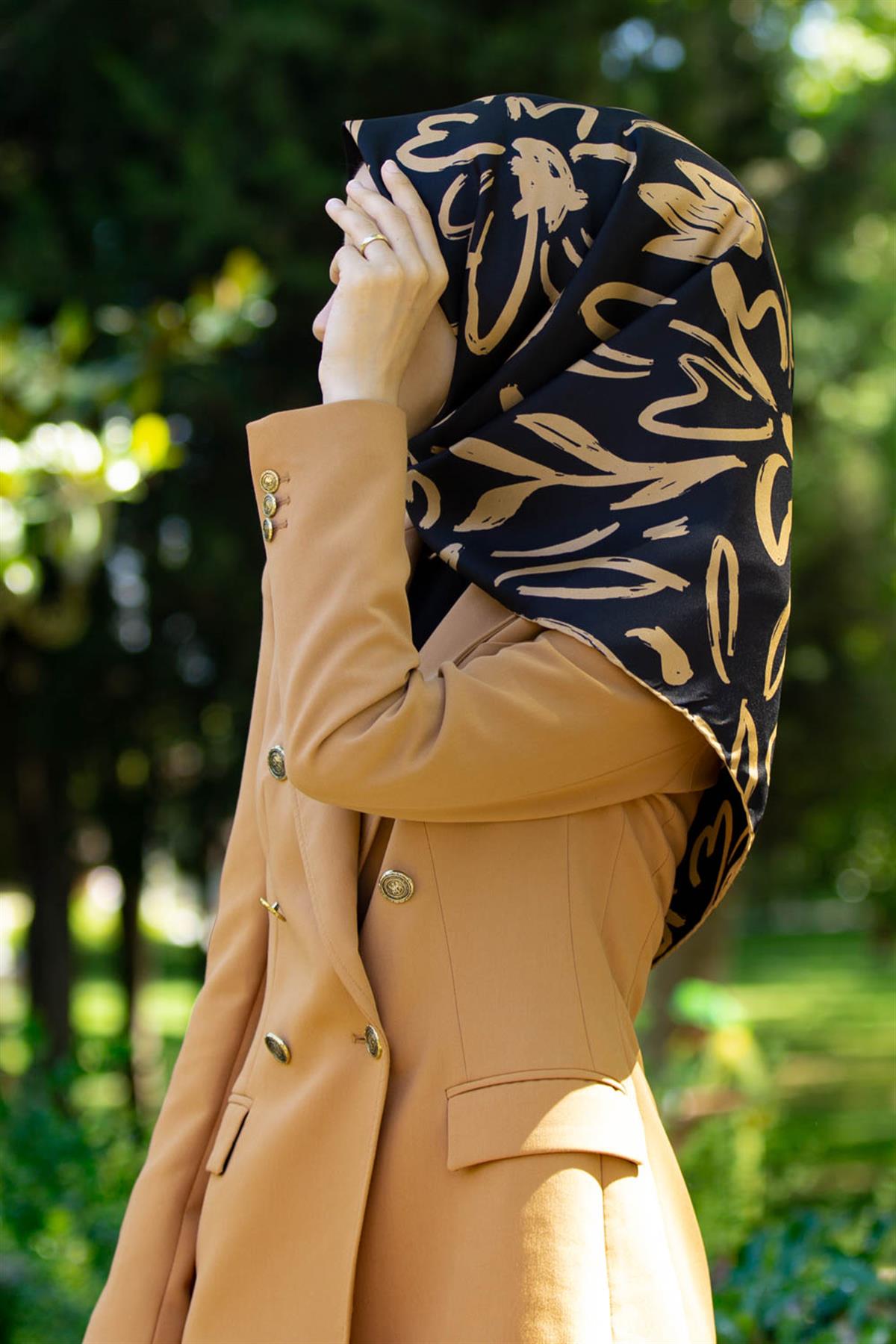 %100 Twill İpek Büyük Çiçek Desenli Siyah - Bej Renkli 90x90 Eşarp Dikim Şekli : El Dikişi