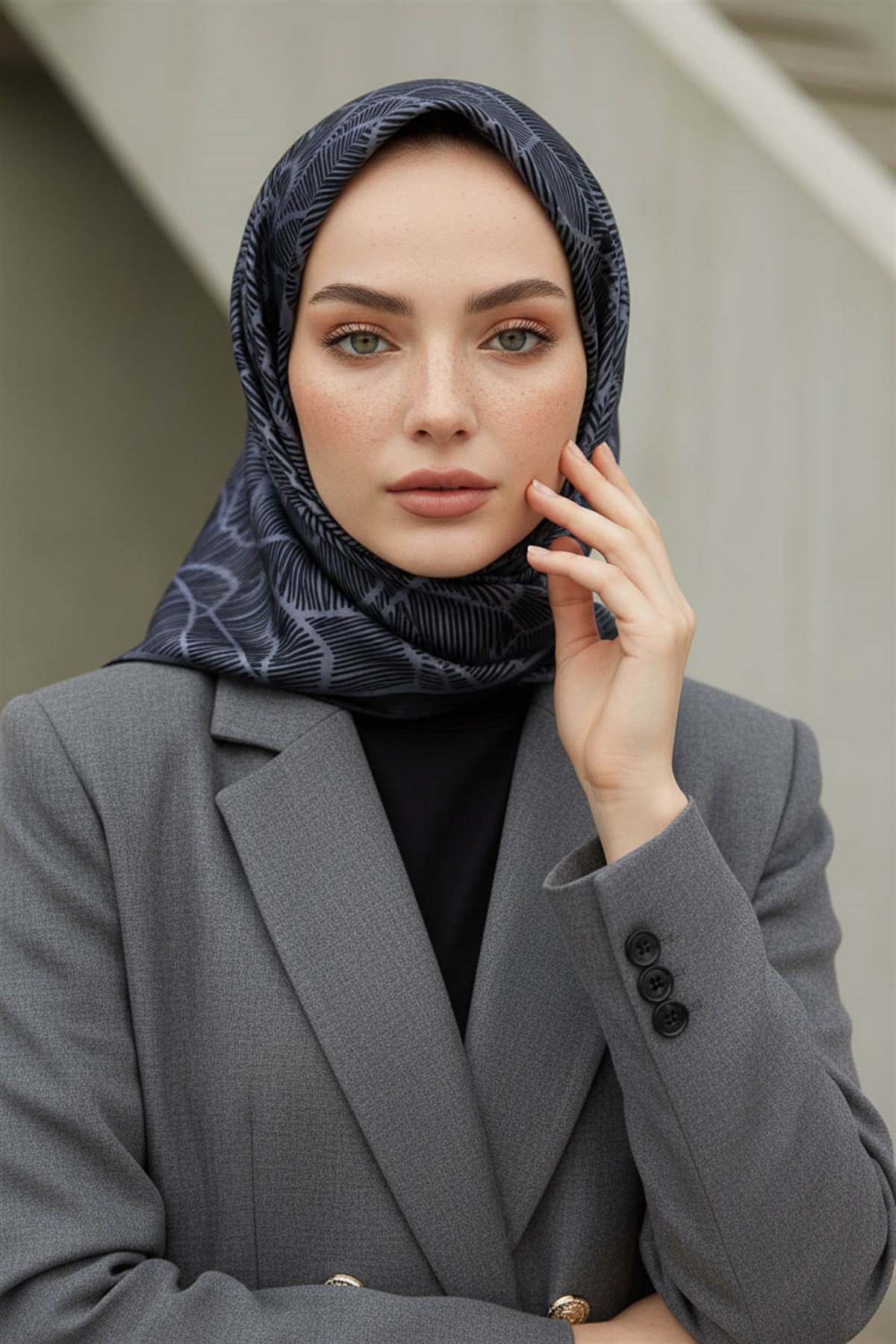 %100 Twill İpek Geometrik Desenli Gri - Siyah Renkli 90x90 Eşarp Dikim Şekli : El Dikişi