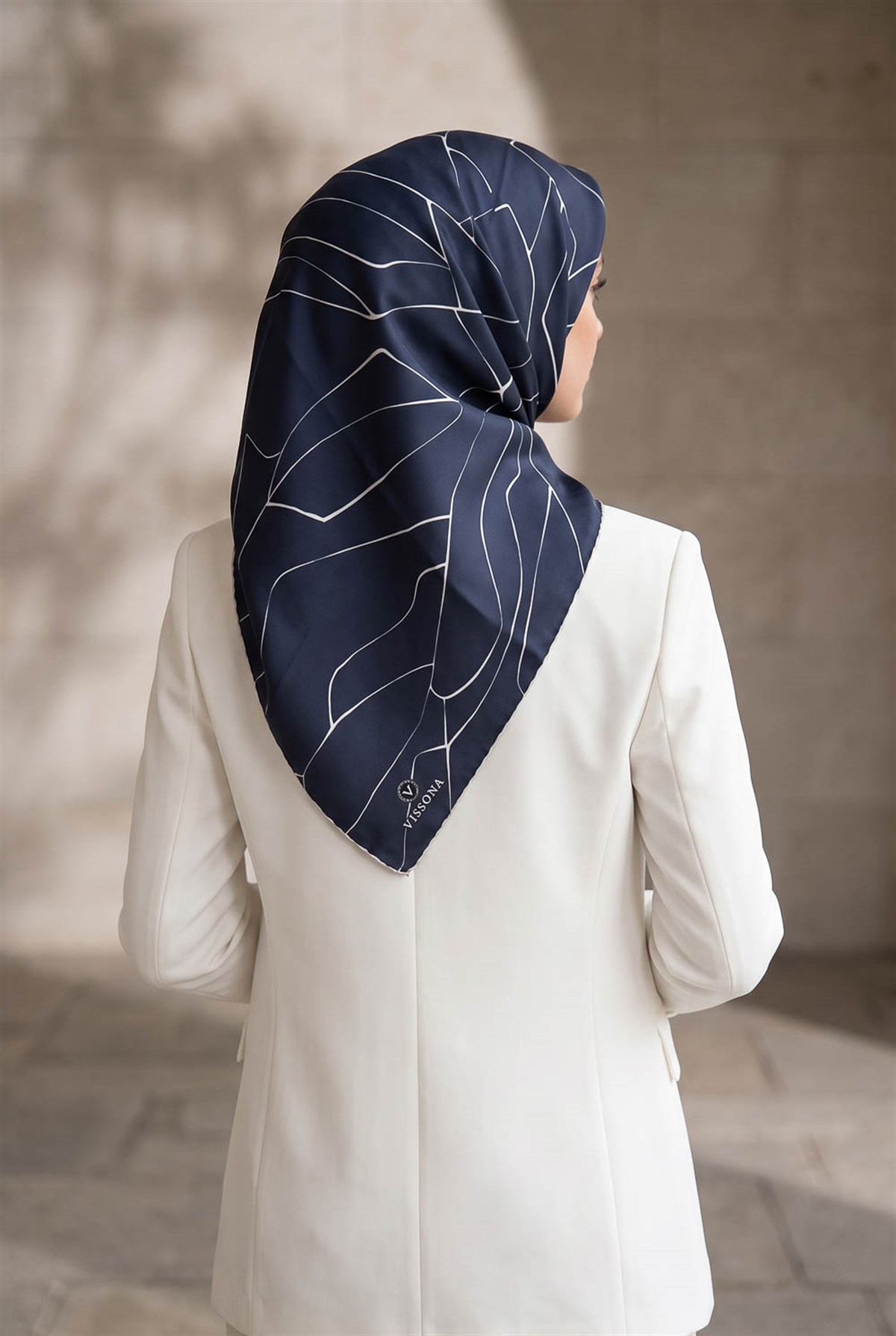 %100 Twill İpek Çizgi Desenli Lacivert - Krem Renkli 90x90 Eşarp Dikim Şekli : El Dikişi