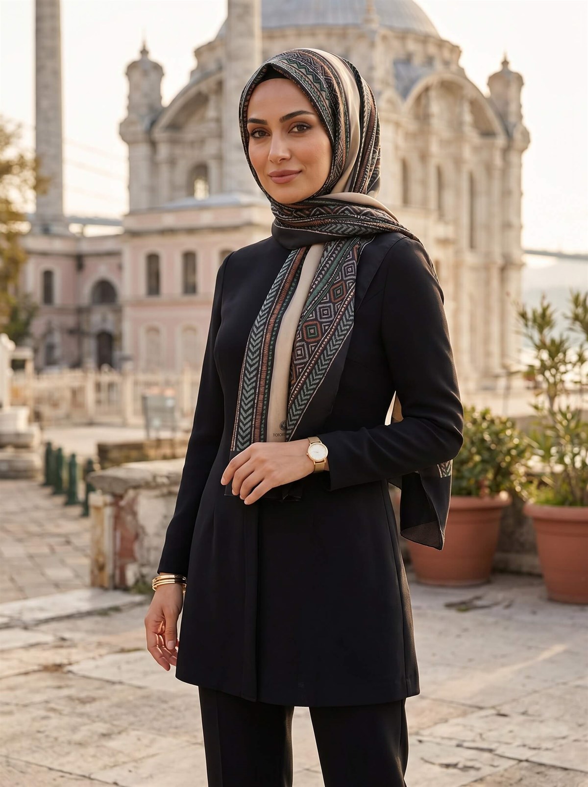 %100 İPEK ETNİK DESENLİ BEJ - SİYAH RENKLİ ŞAL