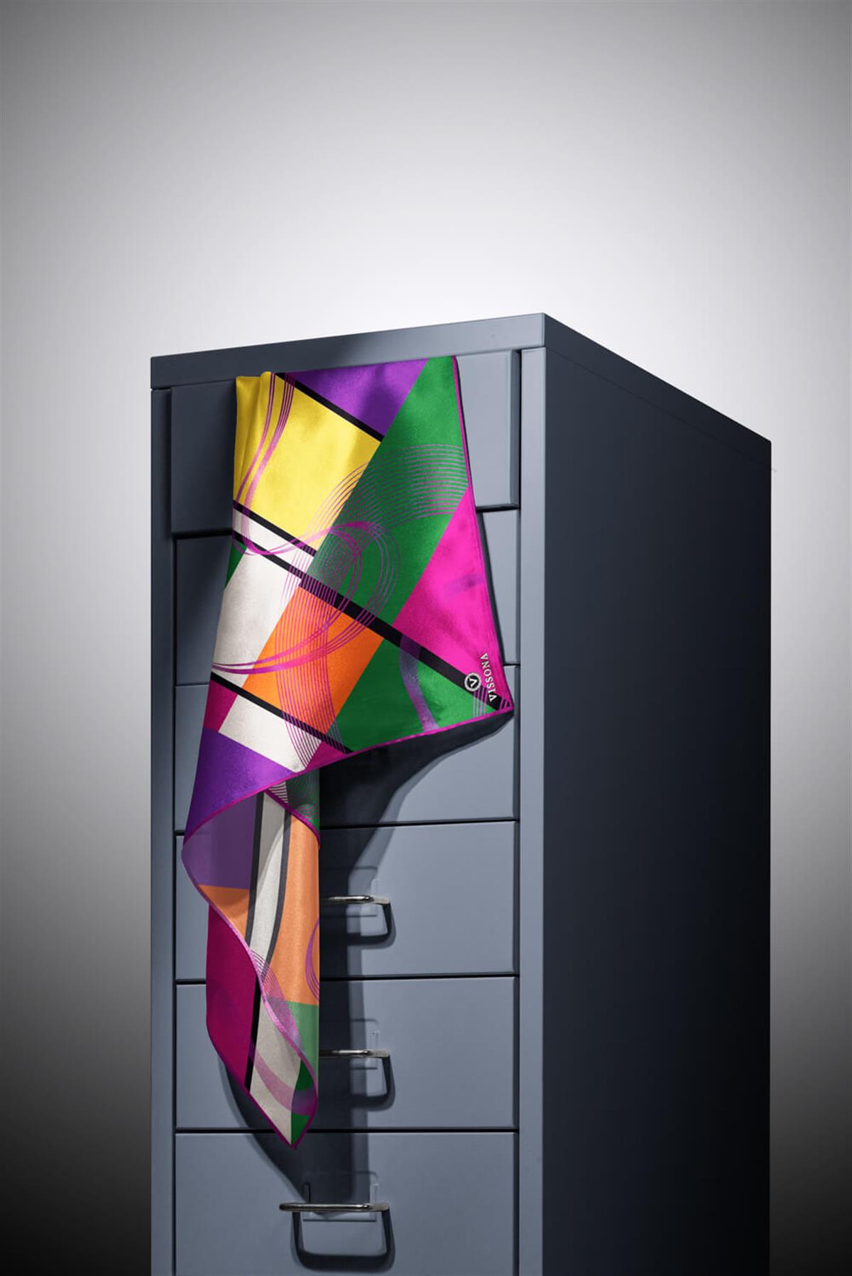 %100 Twill İpek Geometrik Desenli Fuşya - Mor Renkli 90x90 Eşarp Dikim Şekli : El Dikişi