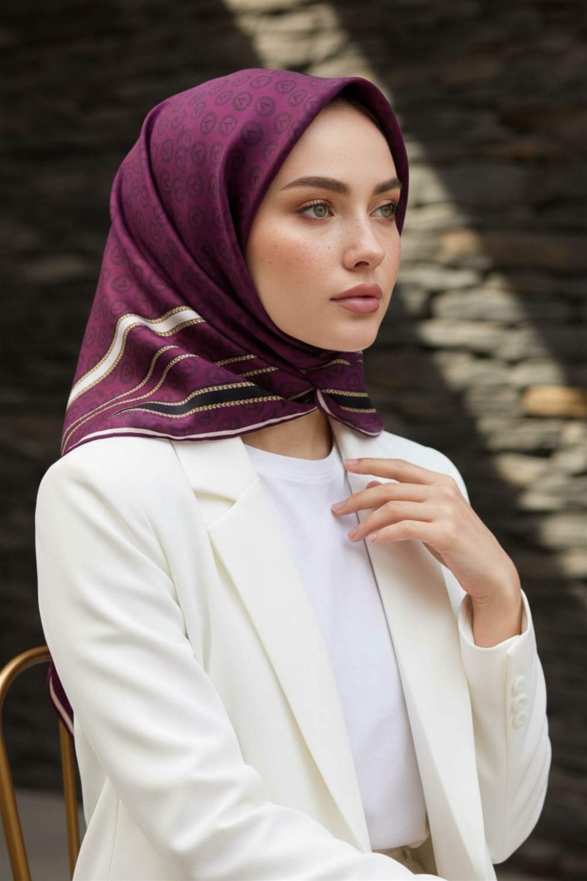 %100 Twill İpek Monogram Desenli Mürdüm - Siyah Renkli 90x90 Eşarp Dikim Şekli : El Dikişi