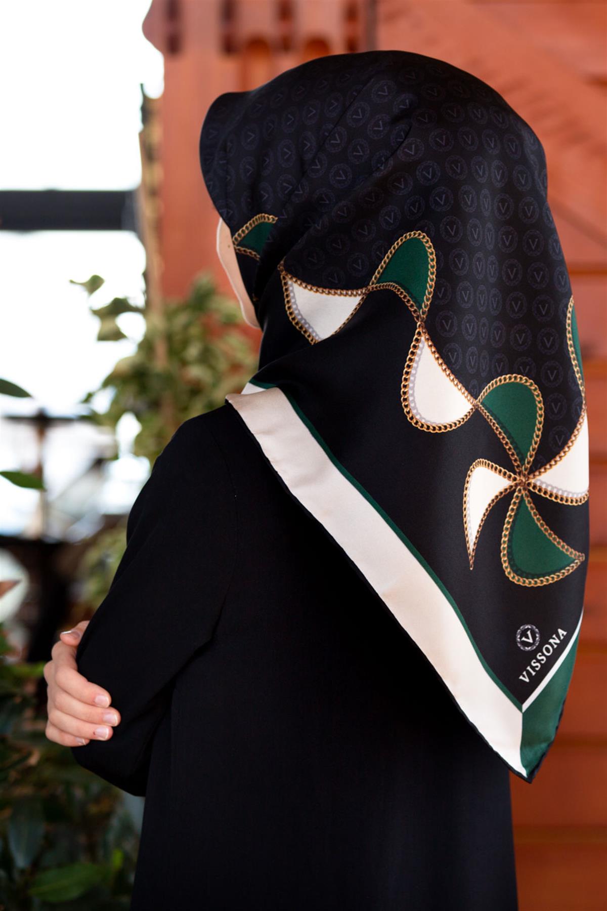 %100 Twill İpek Zincirli Ve Monogram Desenli Siyah - Zümrüt Yeşili Renkli 90x90 Eşarp Dikim Şekli : El Dikişi