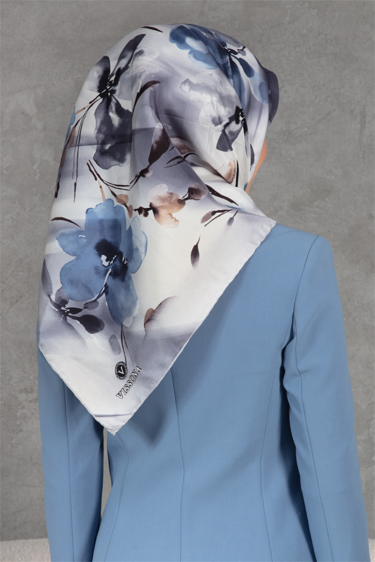 %100 Twill İpek Çiçek Desenli Füme - İndigo Renkli 90x90 Dikim Şekli : El Dikişi Eşarp