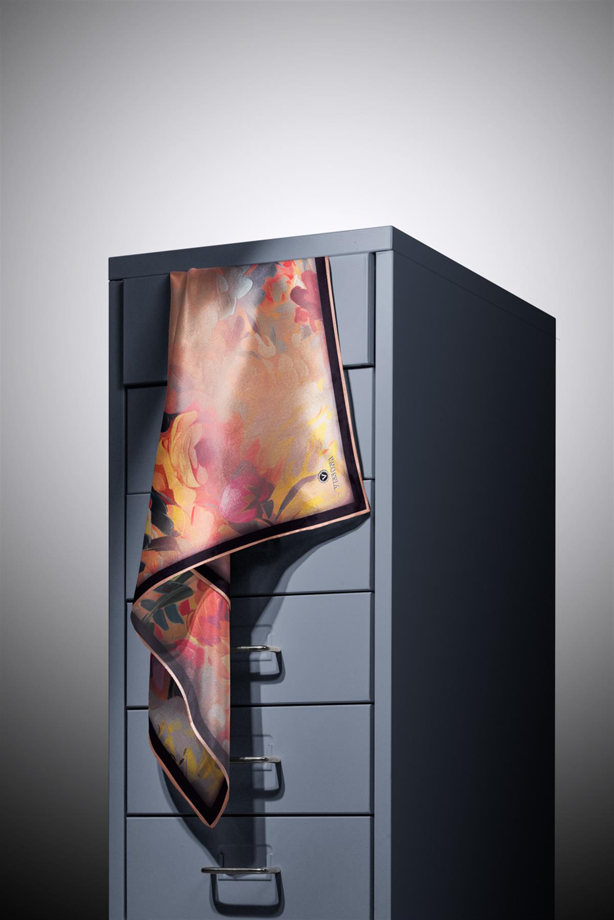 %100 Twill İpek Dumanlı Çiçek Desenli Somon Renkli 90x90 Eşarp Kenar Dikiş Şekli El Dikişli