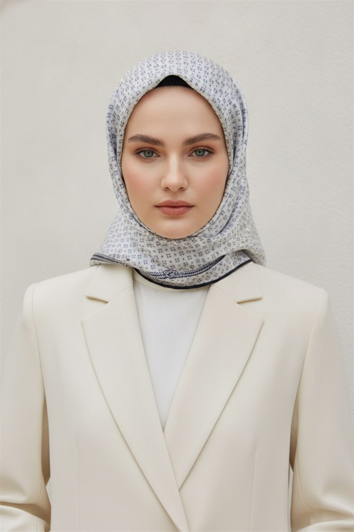 %57 İPEK %43 VİSKON Twill İpek Zincir Desenli Gümüş - Siyah Renkli 90x90 Eşarp Dikim Şekli : El Dikişi