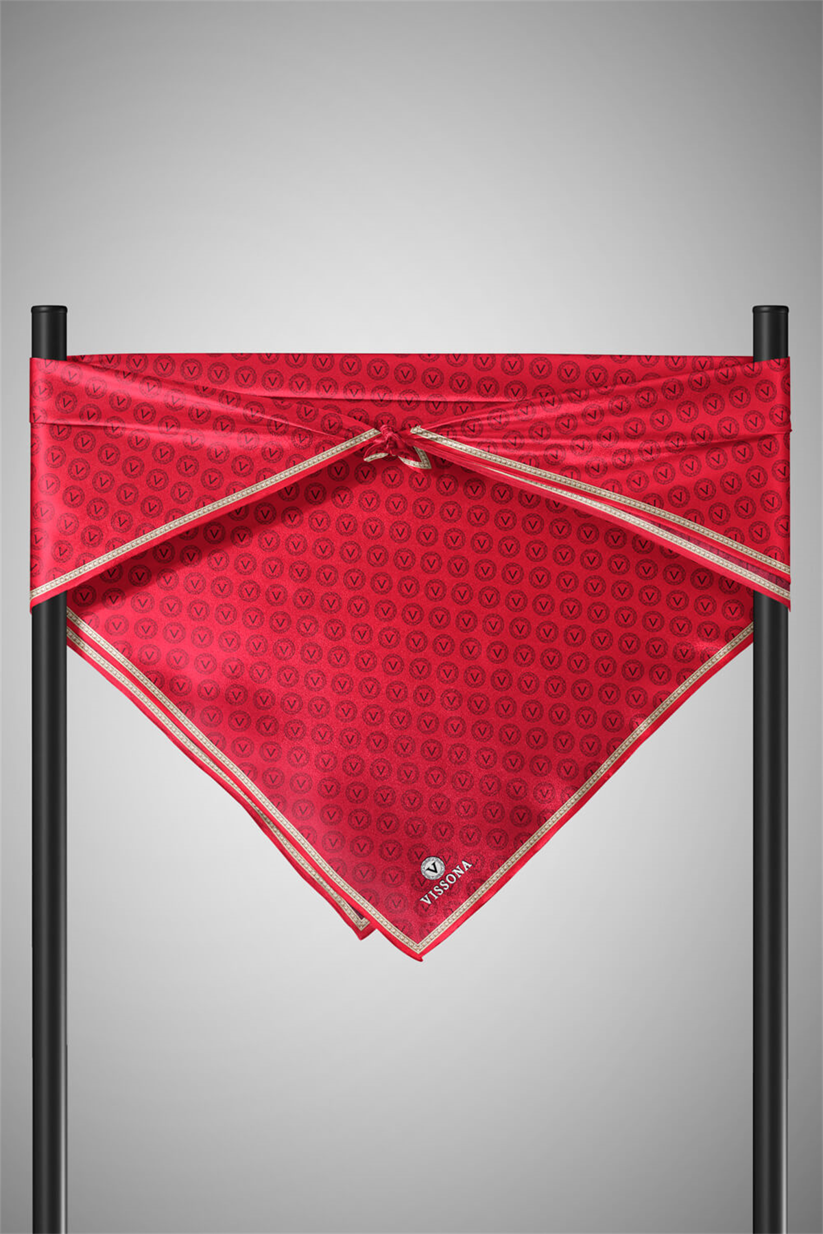 %100 Twill İpek Monogram Desenli Kırmızı Renkli 90x90 Eşarp Dikim Şekli : El Dikişi