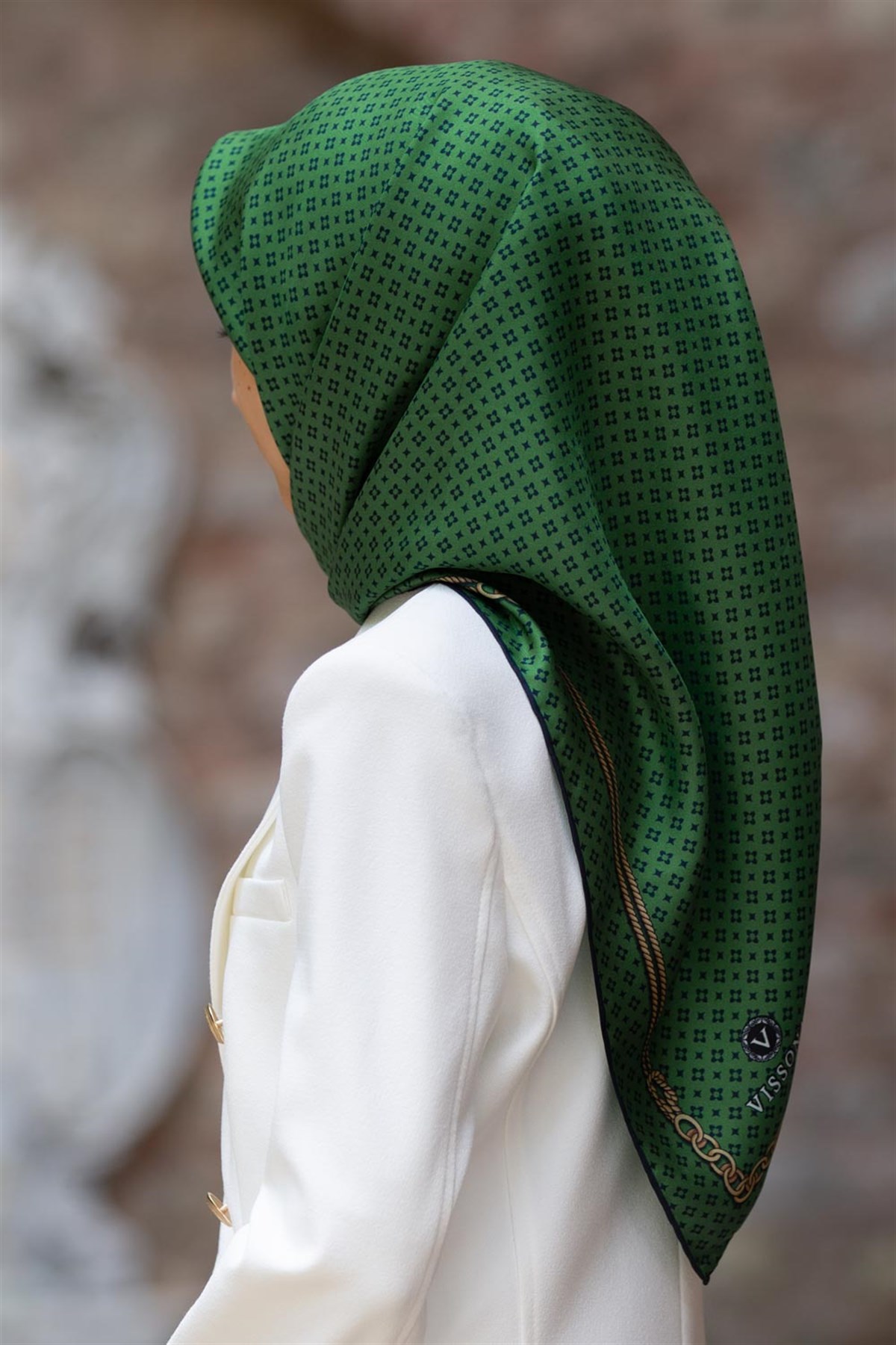%57 İPEK %43 VİSKON Twill İpek Zincir Desenli Zümrüt Yeşili - Siyah Renkli 90x90 Eşarp Dikim Şekli : El Dikişi