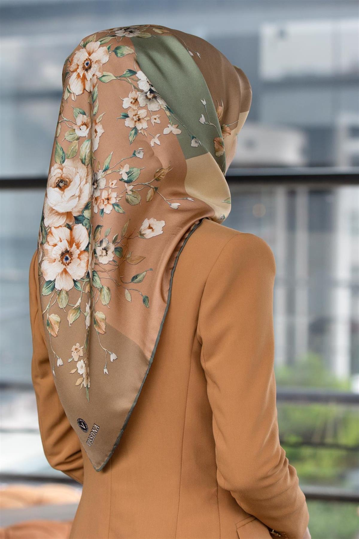 %100 Twill İpek Geometrik Ve Çiçek Desenli Haki Renkli 90x90 Eşarp Dikim Şekli : El Dikişi