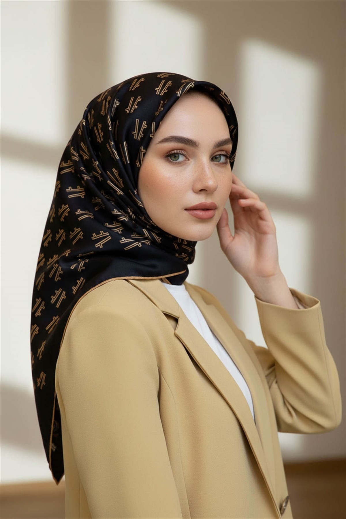 % 57 İPEK % 43 VİSKON Twill İpek Geometrik Desenli Siyah - Gold Renkli 90x90 Eşarp Dikim Şekli : El Dikişi