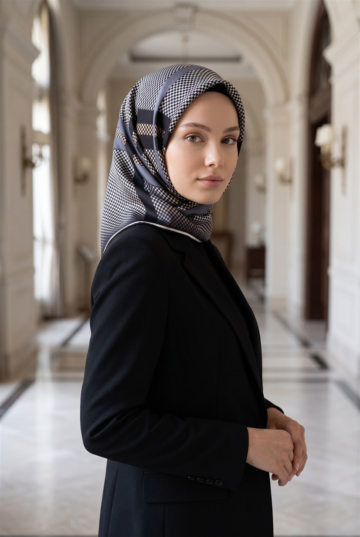 %100 Twill İpek Kazayağı Desenli Gri - Siyah Renkli 90x90 Eşarp Dikim Şekli : El Dikişi