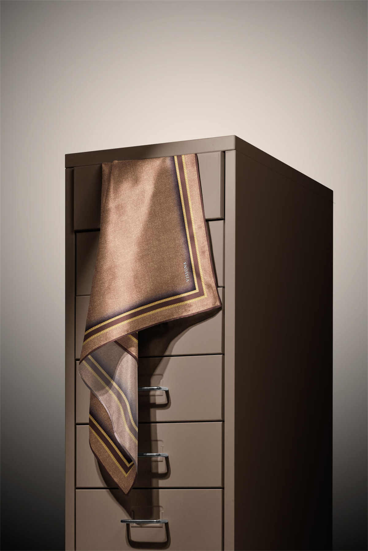 % 57 İPEK % 43 VİSKON Twill İpek Dokulu Şerit Desenli Bej - Kahverengi Renkli 90x90 Eşarp Dikim Şekli : El Dikişi