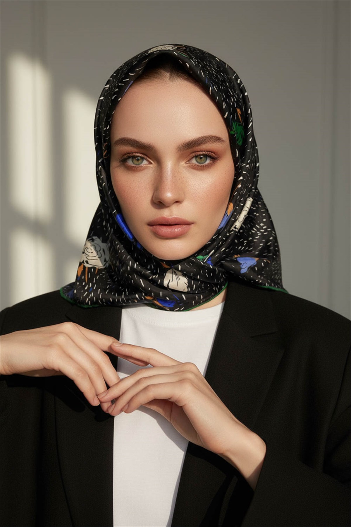 %100 Twill İpek Çıtır Çiçek Desenli Zümrüt Yeşili - Saks Renkli 90x90 Eşarp Dikim Şekli : El Dikişi