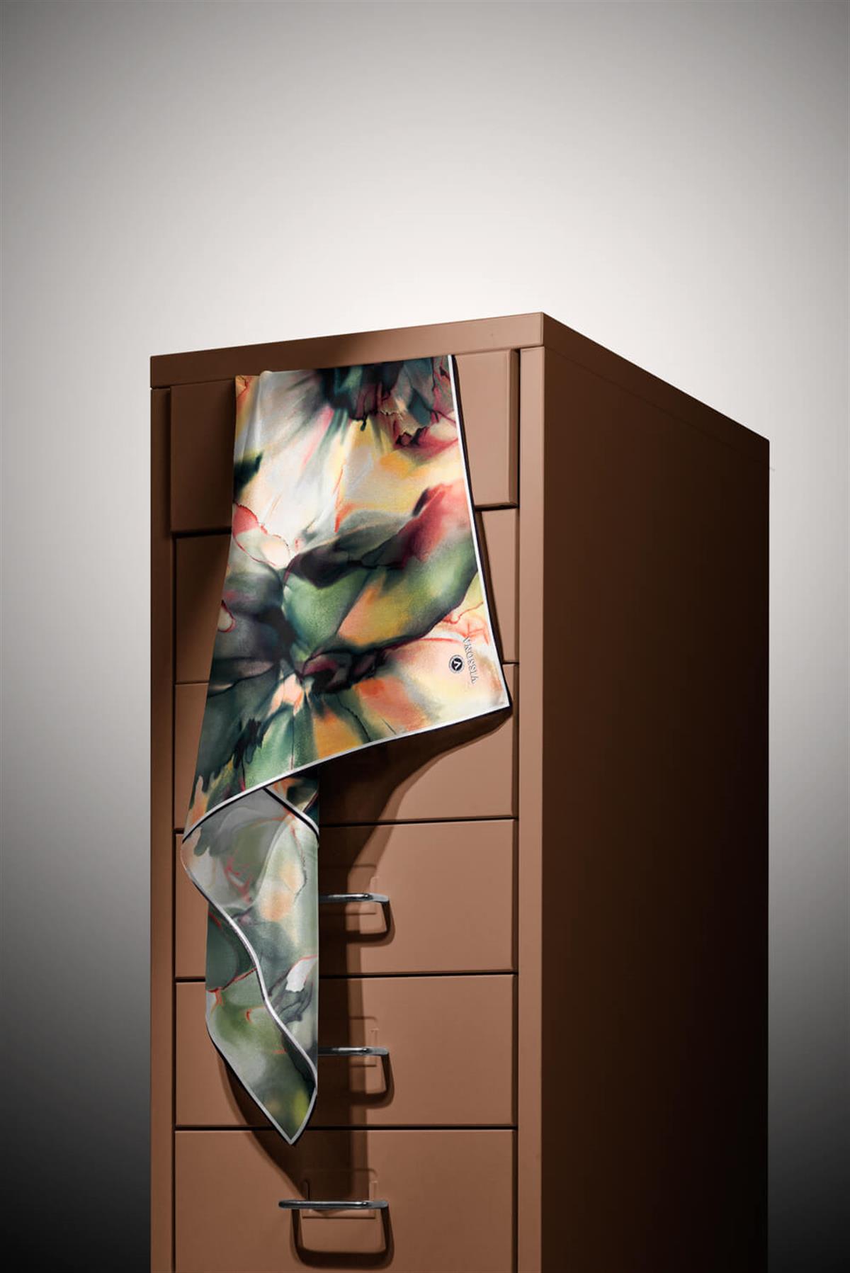 %100 Twill İpek Batik Çiçek Desenli Zümrüt Yeşili - Hardal Renkli 90x90 Eşarp Kenar Dikiş Şekli El Dikişli