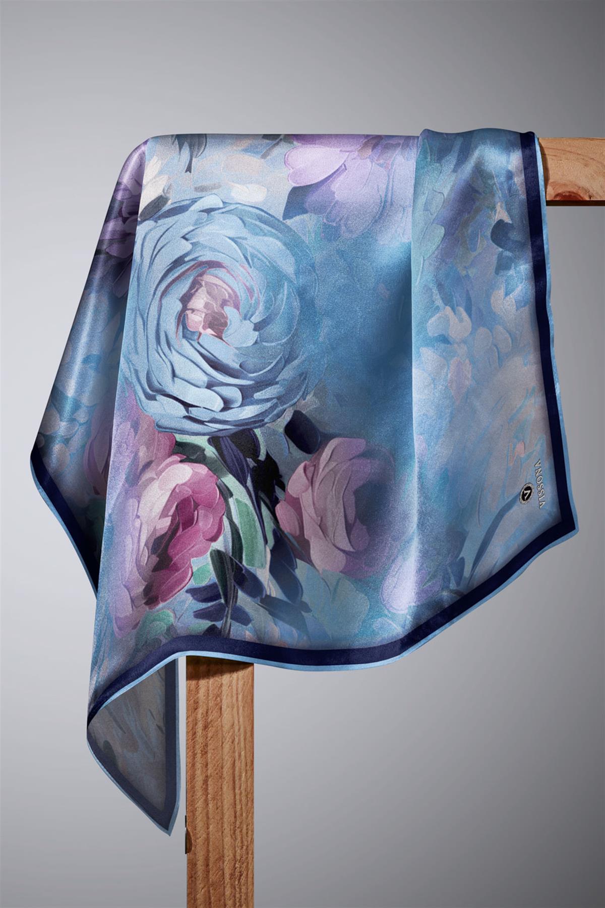 %100 Twill İpek Dumanlı Çiçek Desenli İndigo - Lacivert Renkli 90x90 Eşarp Kenar Dikiş Şekli El Dikişli