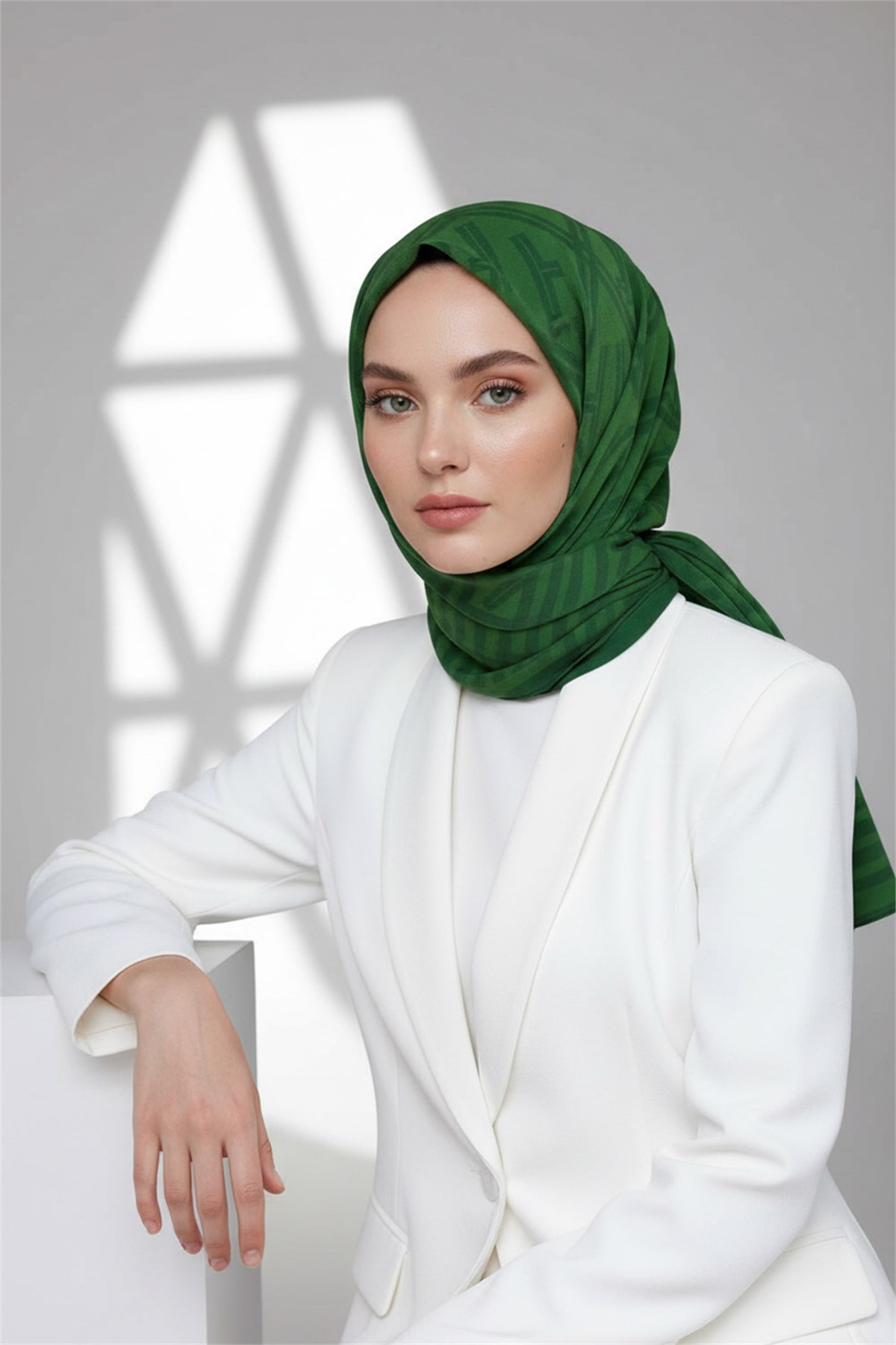 KREP MONOGRAM DESENLİ ZÜMRÜT YEŞİLİ RENKLİ 75X195 KIRIŞMAZ ŞAL