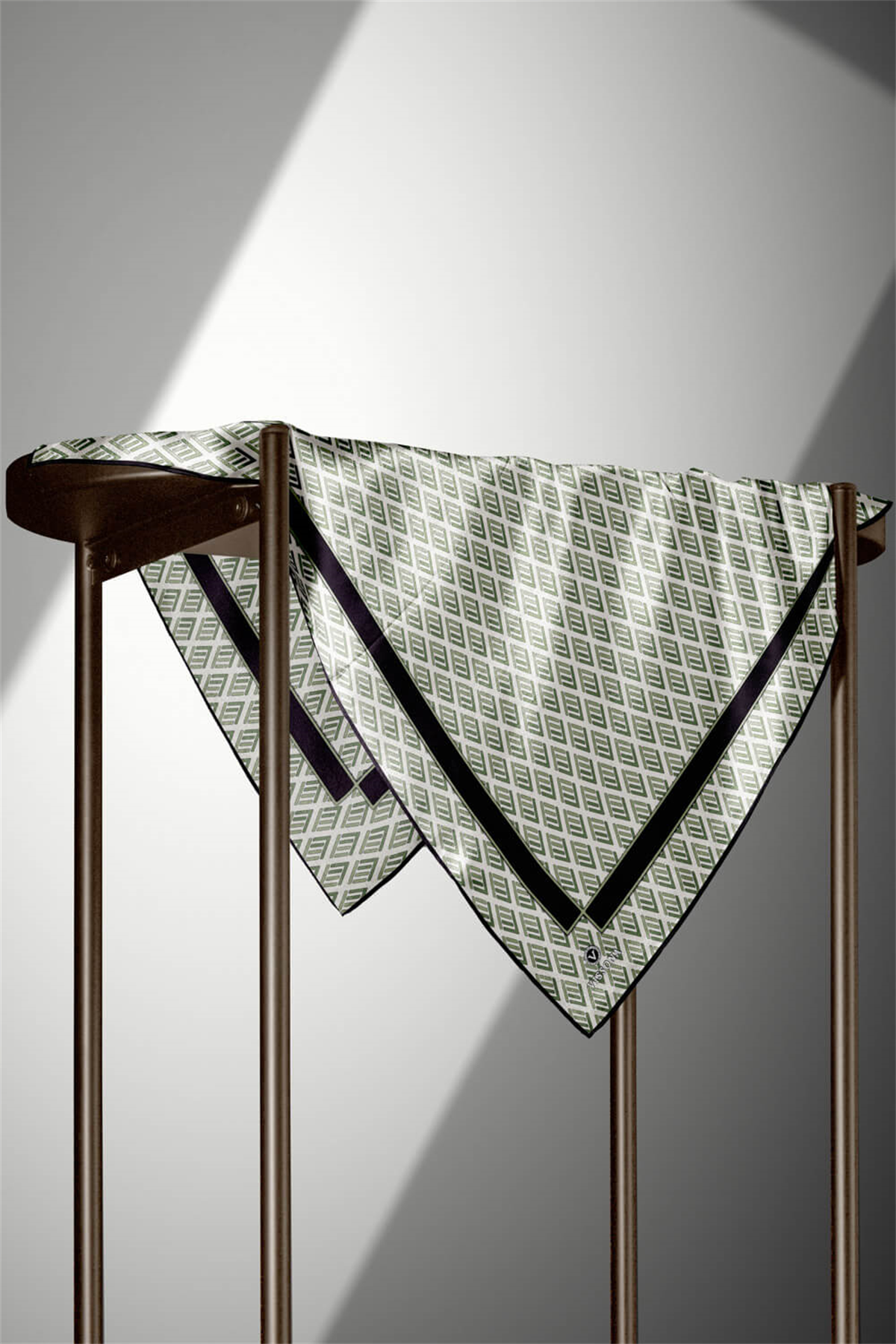 % 57 İPEK % 43 VİSKON Twill İpek Geometrik Desenli Krem - Çağla Renkli 90x90 Eşarp Dikim Şekli : El Dikişi