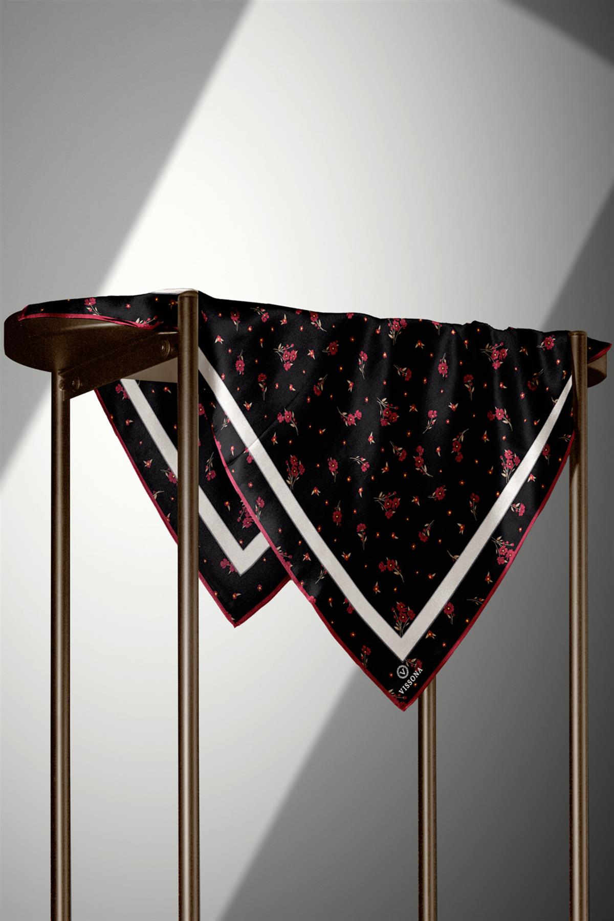 100% Twill İpek Bordürlü Çıtır Çiçek Desenli Siyah - Bordo Renkli 90x90 Dikim Şekli : El Dikişi Eşarp