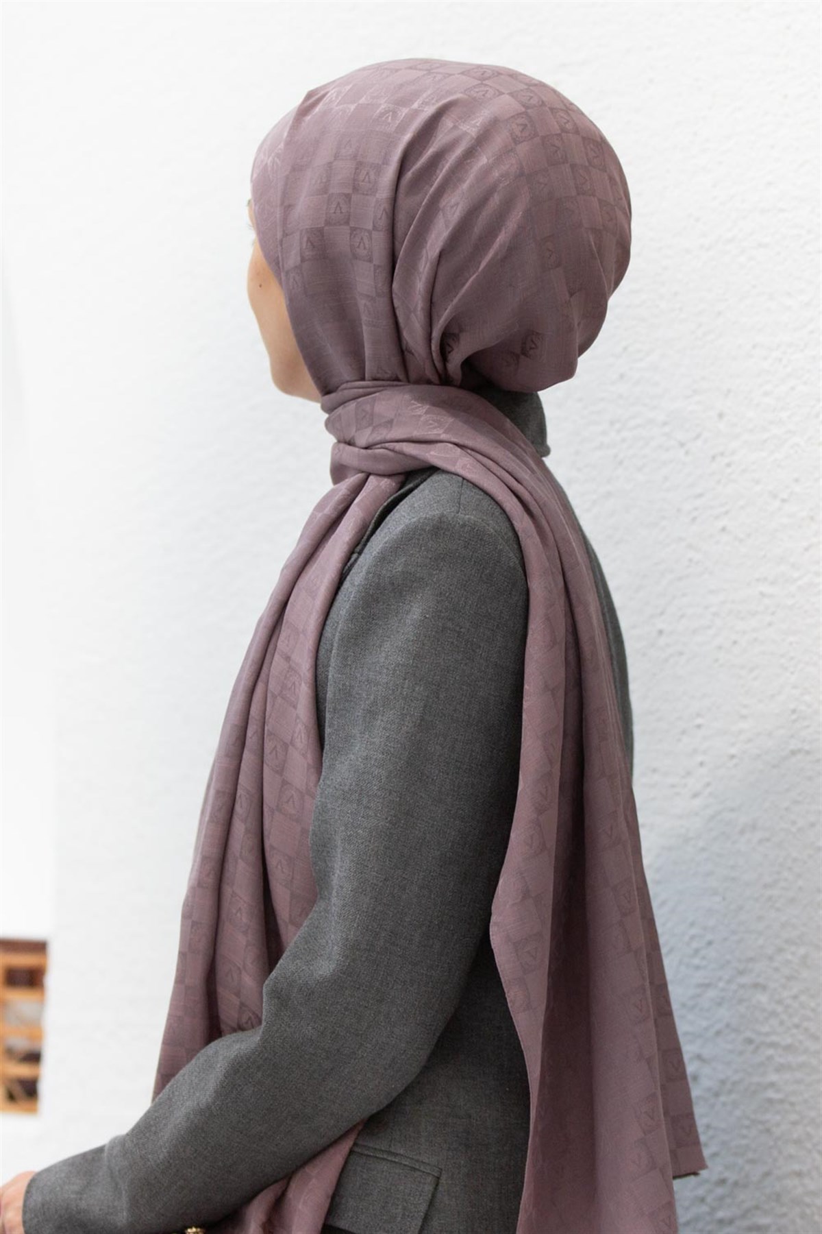 Vissona %57 İPEK %43 PAMUK Monogram Desenli Gül Kurusu Renkli Şal -  70x190 Dikiş Tipi İtalyan Dikişli