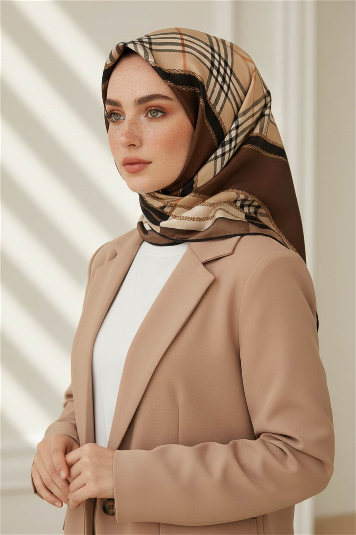 %100 Twill İpek Ekose Desenli Kahverengi Renkli 90x90 Eşarp Dikim Şekli : El Dikişi