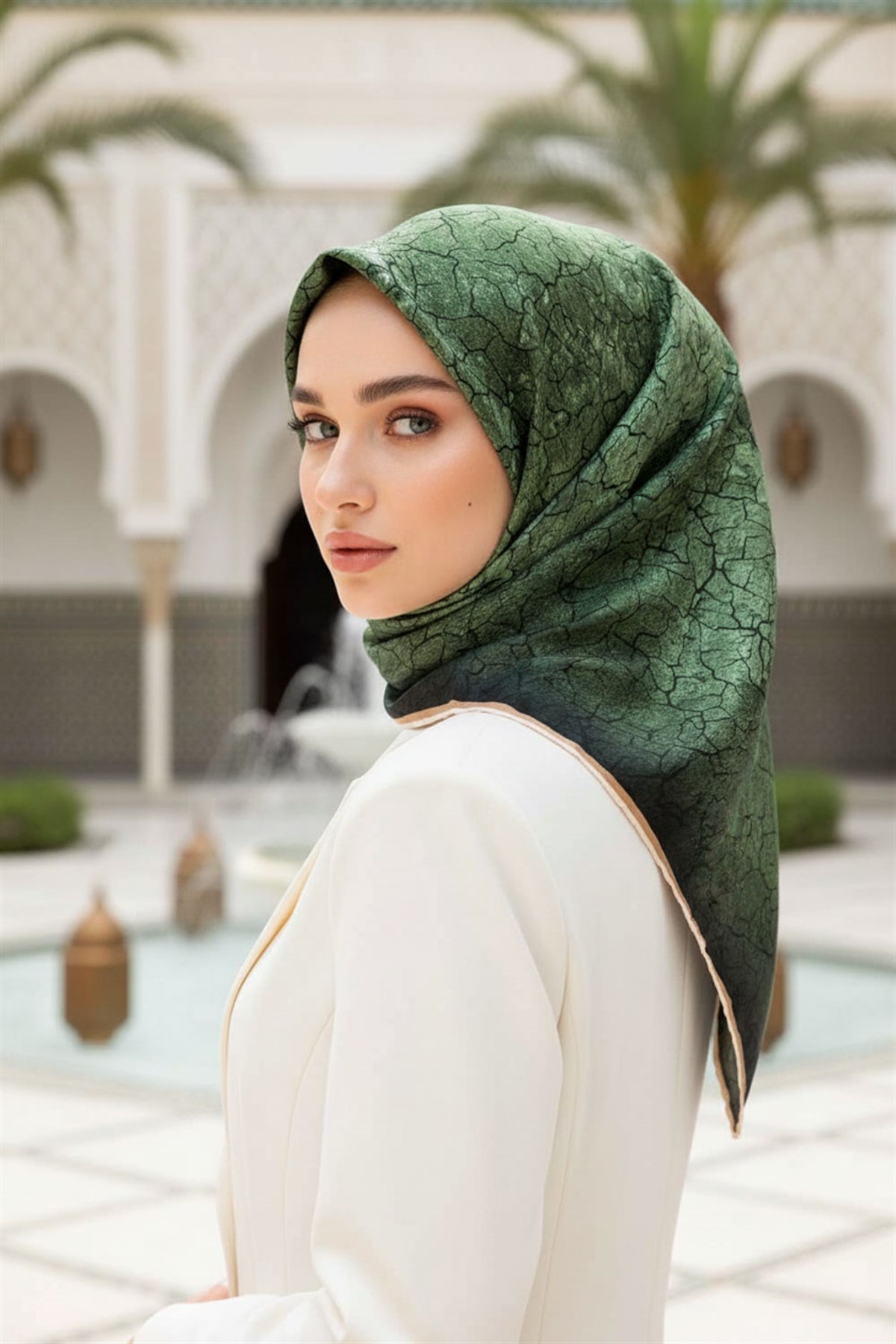 % 57 İPEK % 43 VİSKON Twill İpek Bulut  Desenli Zümrüt Yeşili Renkli 90x90 Eşarp Dikim Şekli : El Dikişi