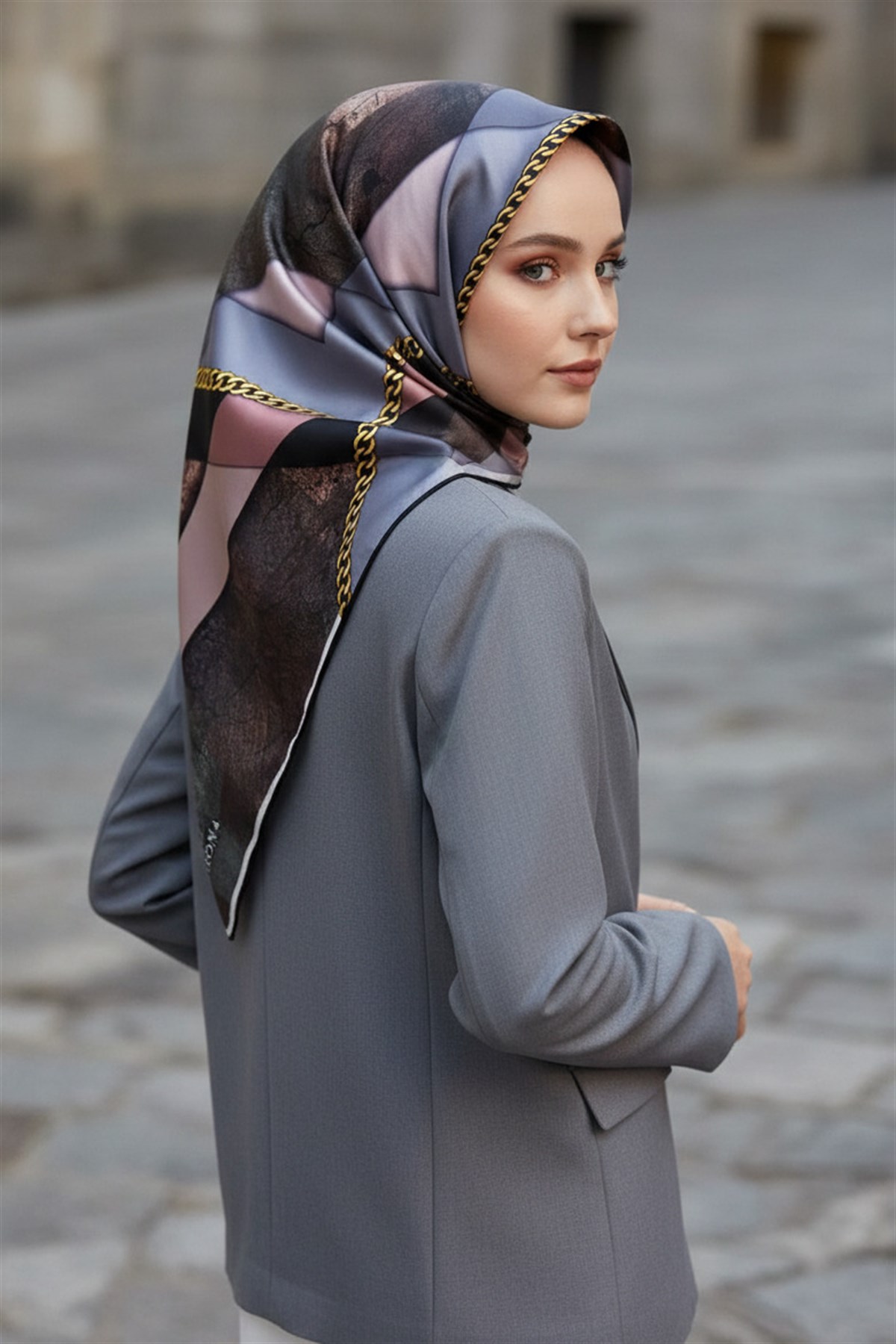 %100 Twill İpek Taş Efekti Desenli Pudra - Gri Renkli 90x90 Eşarp Dikim Şekli : El Dikişi