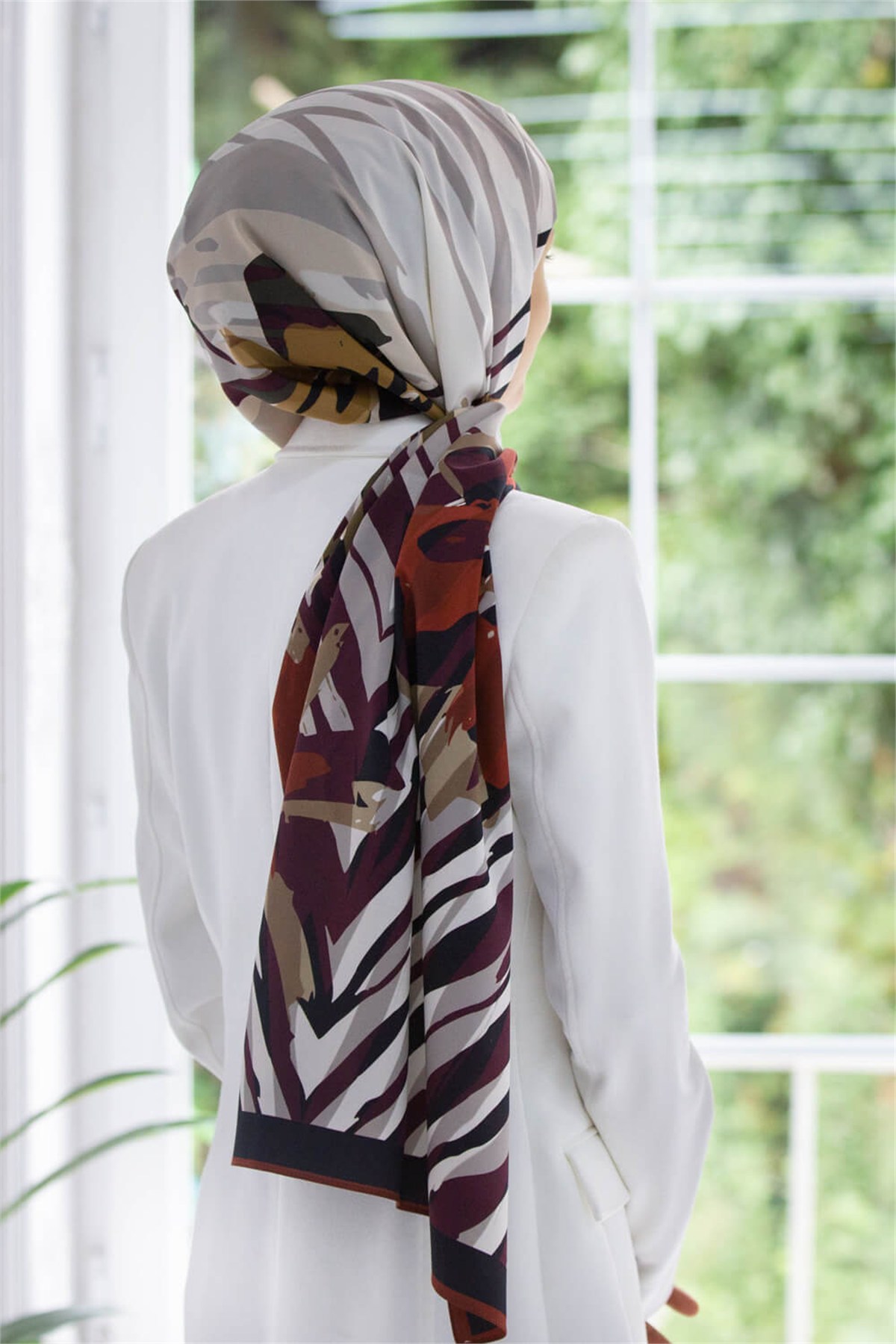 KREP ZEBRA VE ÇİÇEK DESENLİ BORDO RENKLİ 75X195 KIRIŞMAZ ŞAL