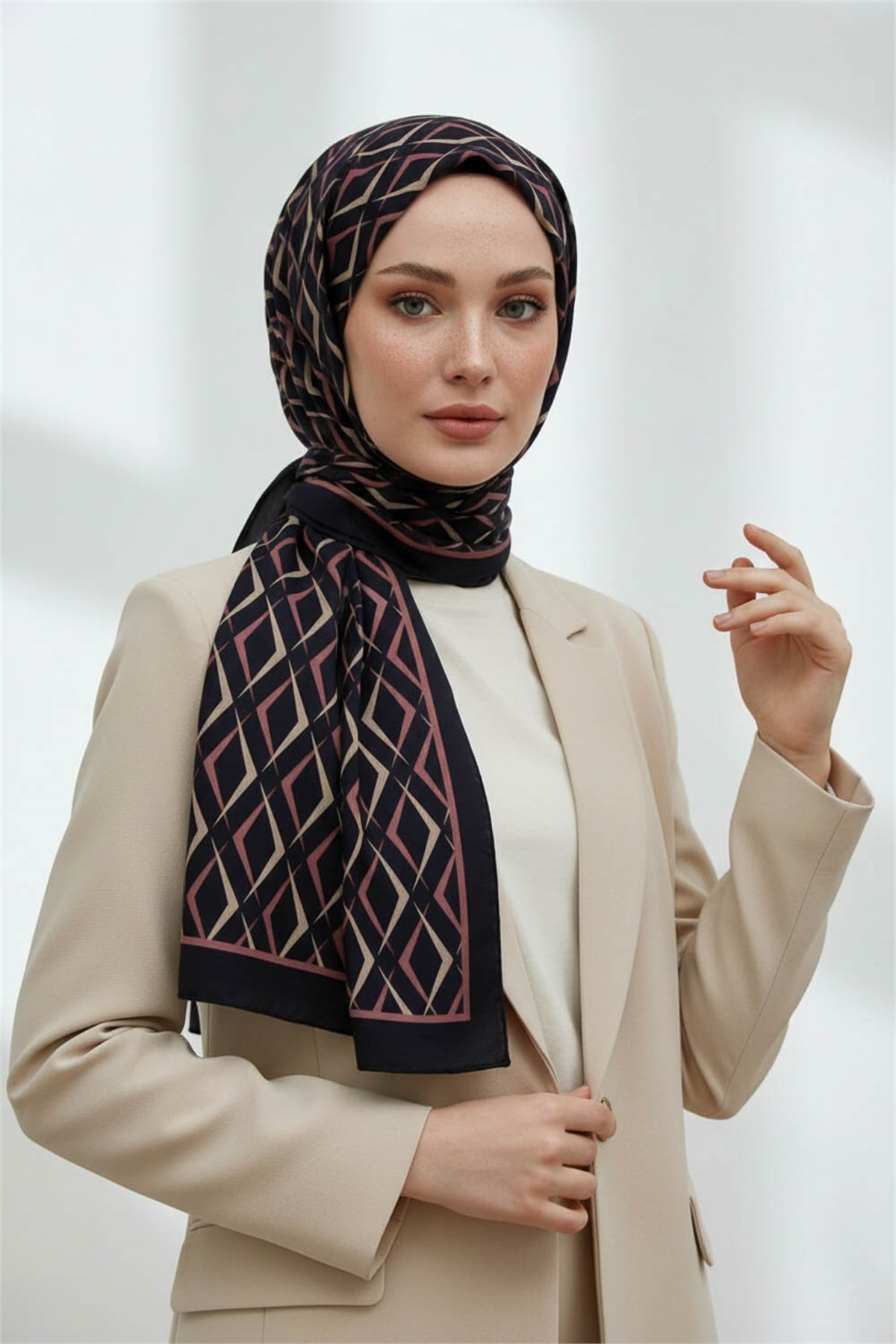KREP GEOMETRİK DESENLİ SİYAH - GÜL KURUSU RENKLİ 75X195 KIRIŞMAZ ŞAL