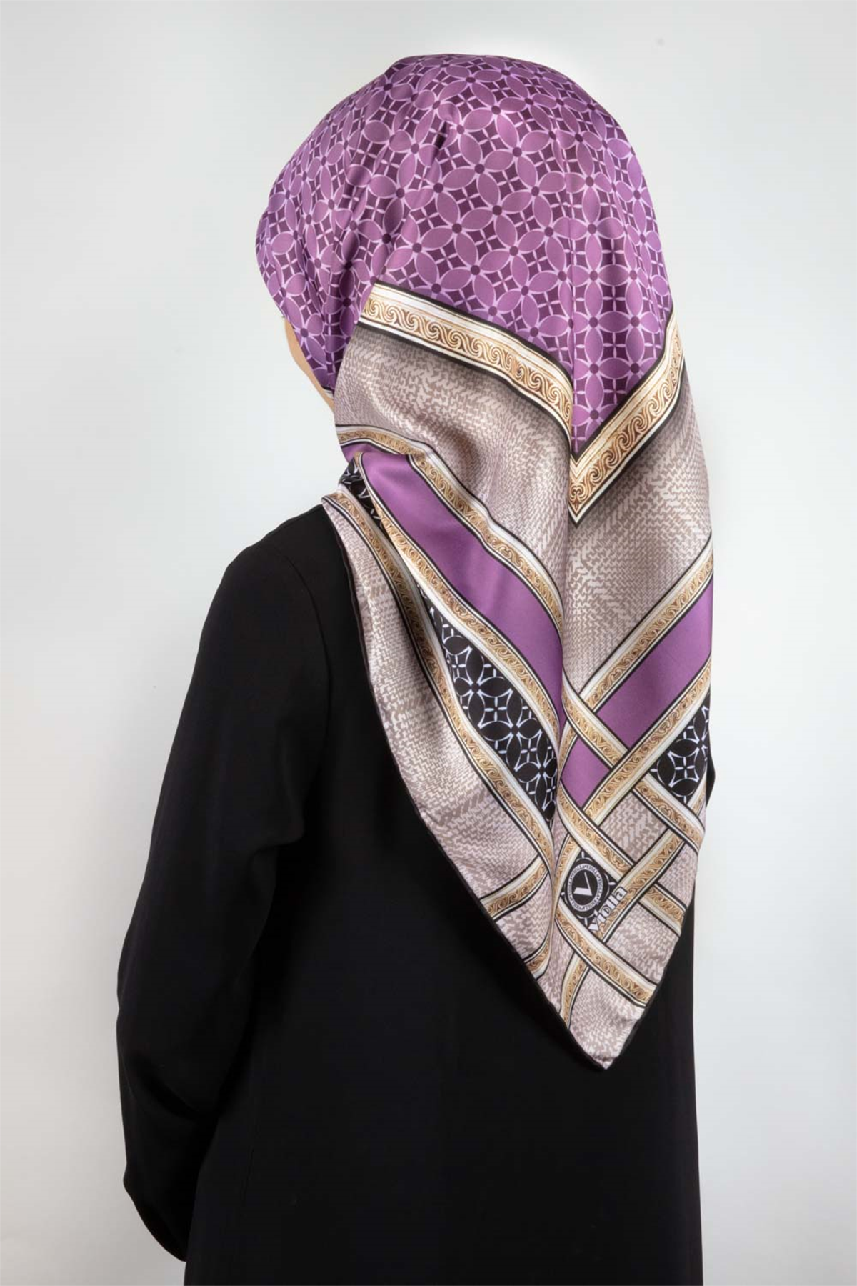 Twill Gold Bordürlü Geometrik Desenli Lila Renkli 90x90 Eşarp (İpek İçermez) Kenar Dikiş Şekli El Dikişli