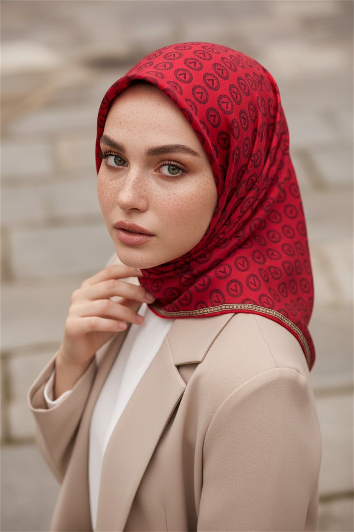 % 57 İPEK % 43 VİSKON Twill İpek Monogram Desenli Kırmızı Renkli 90x90 Eşarp Dikim Şekli : El Dikişi
