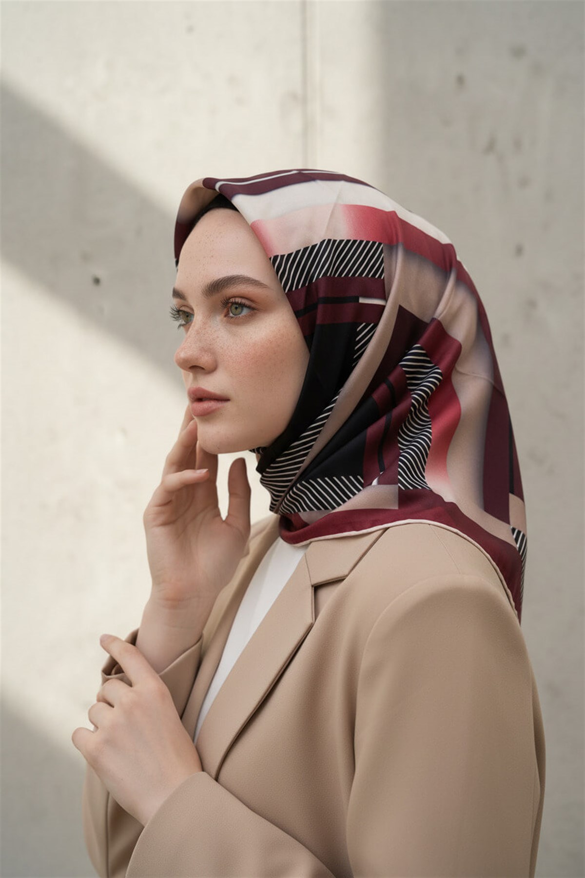 %100 Twill İpek Zebra Desenli Bej - Bordo Renkli 90x90 Eşarp Dikim Şekli : El Dikişi
