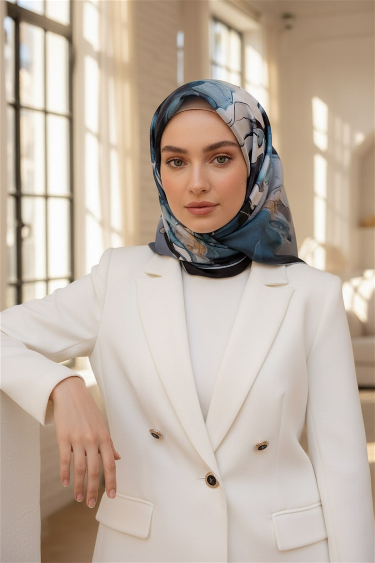%100 Twill İpek Batik Çiçek Desenli Turkuaz - Gri Renkli 90x90 Eşarp Dikim Şekli : El Dikişi