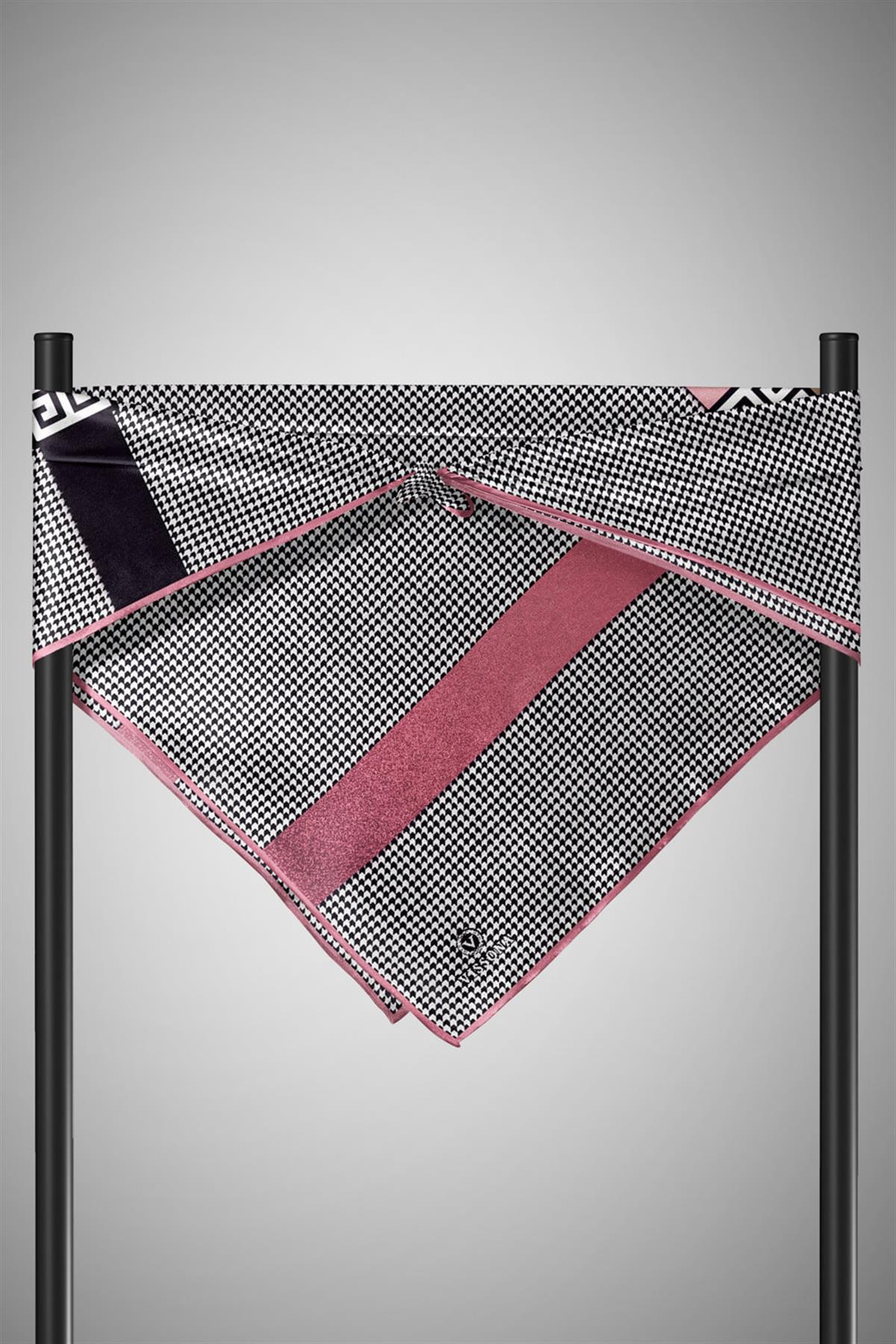 %100 Twill İpek Kazayağı Desenli Pudra - Gül Kurusu Renkli 90x90 Eşarp Dikim Şekli : El Dikişi